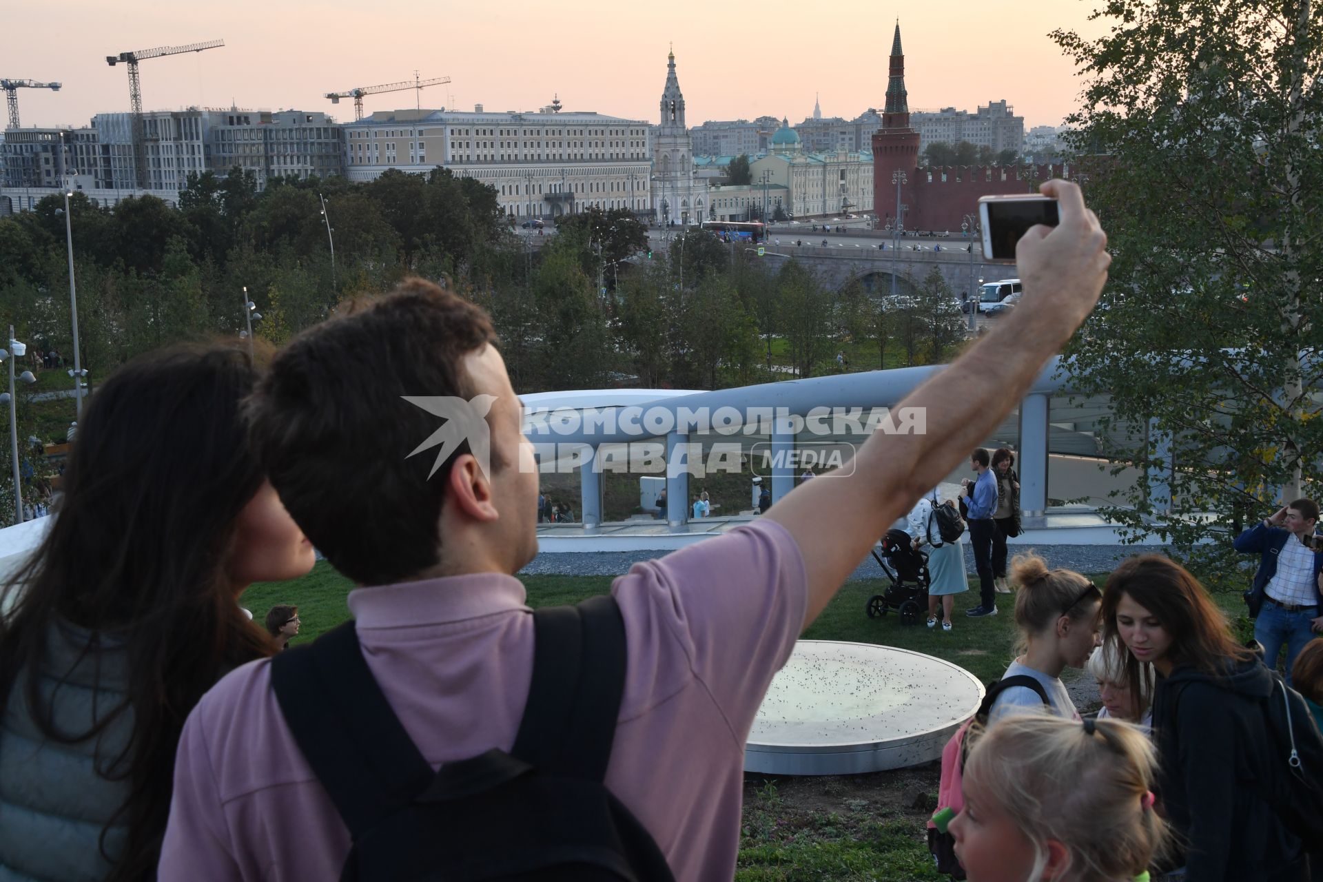 Москва. Посетители на территории парка `Зарядье`.