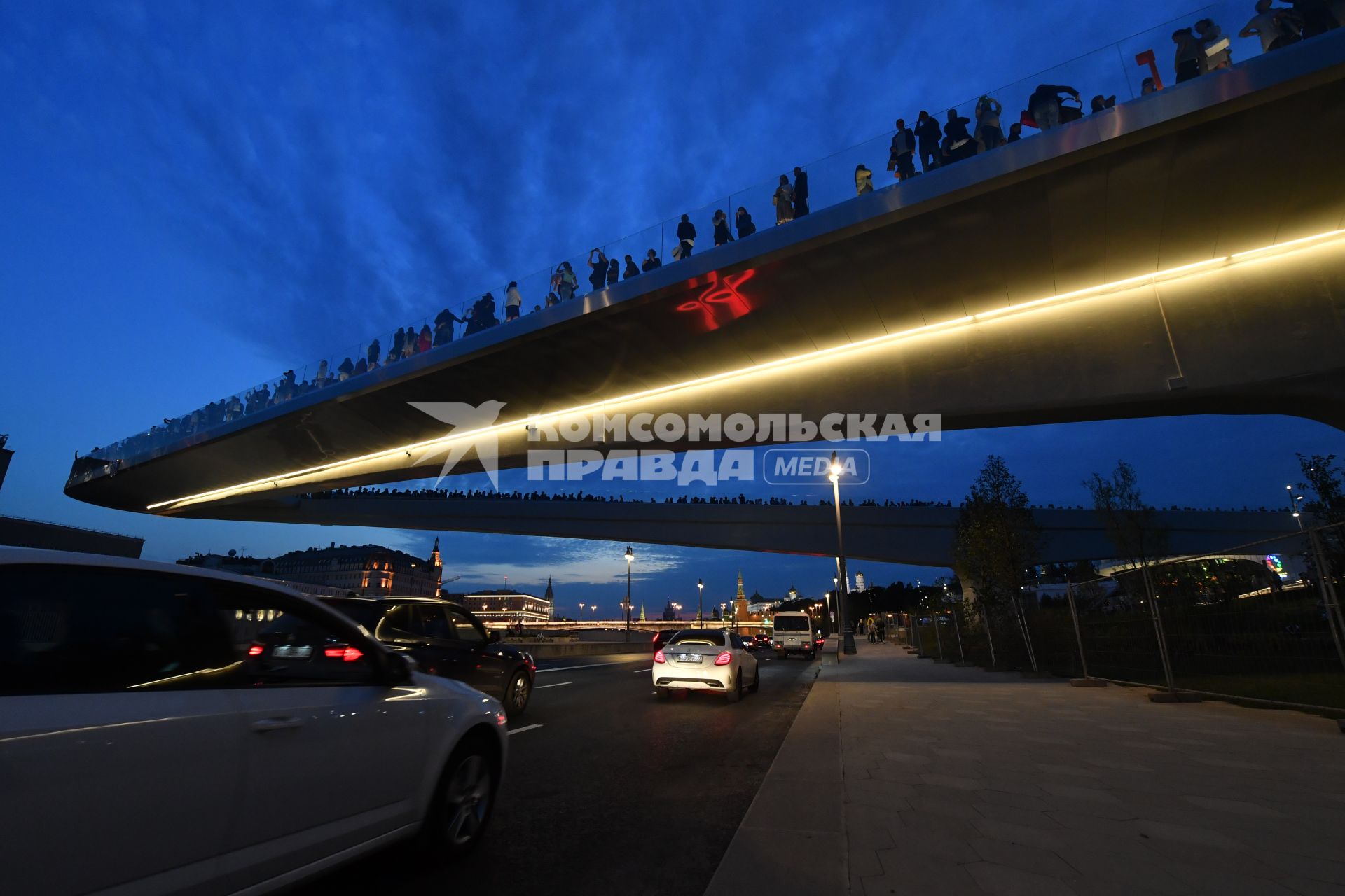 Москва. `Парящий` мост парка `Зарядье` над Москворецкой набережной.