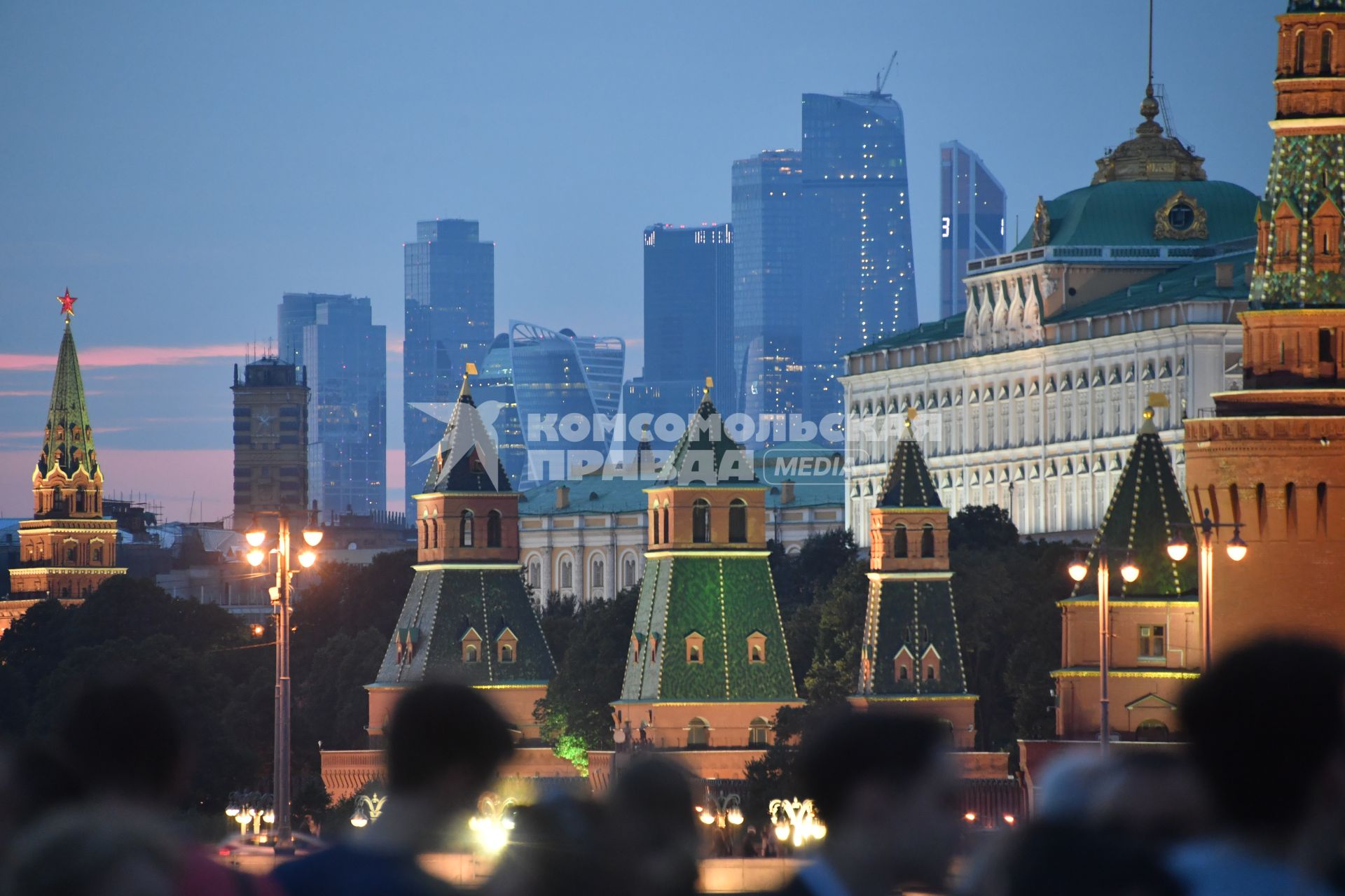 Москва. Вид на Кремль, Большой Кремлевский дворец и ММДЦ `Москва-Сити` c `парящего` моста на территории парка `Зарядье`.