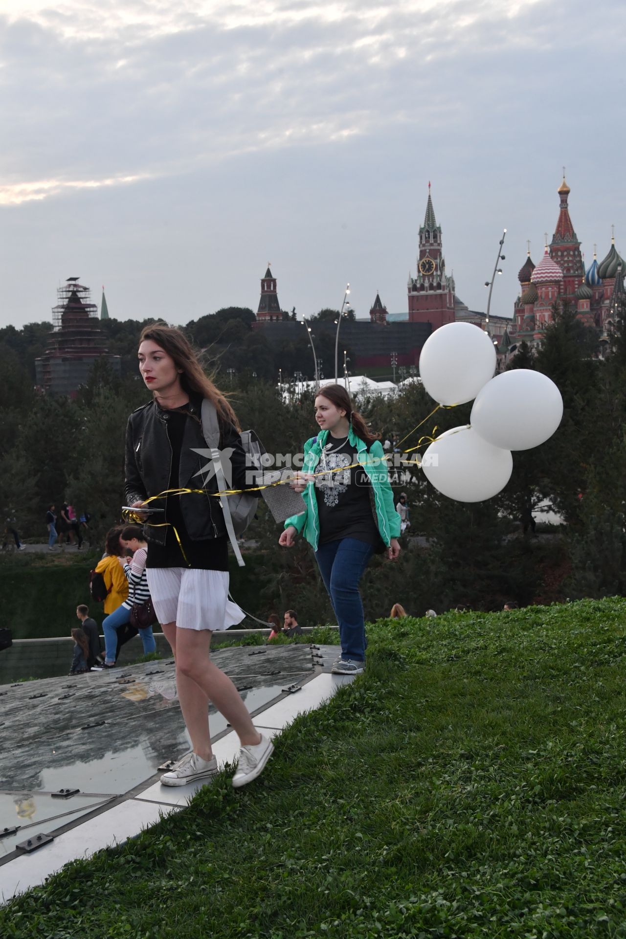 Москва. Посетители на территории парка `Зарядье`.