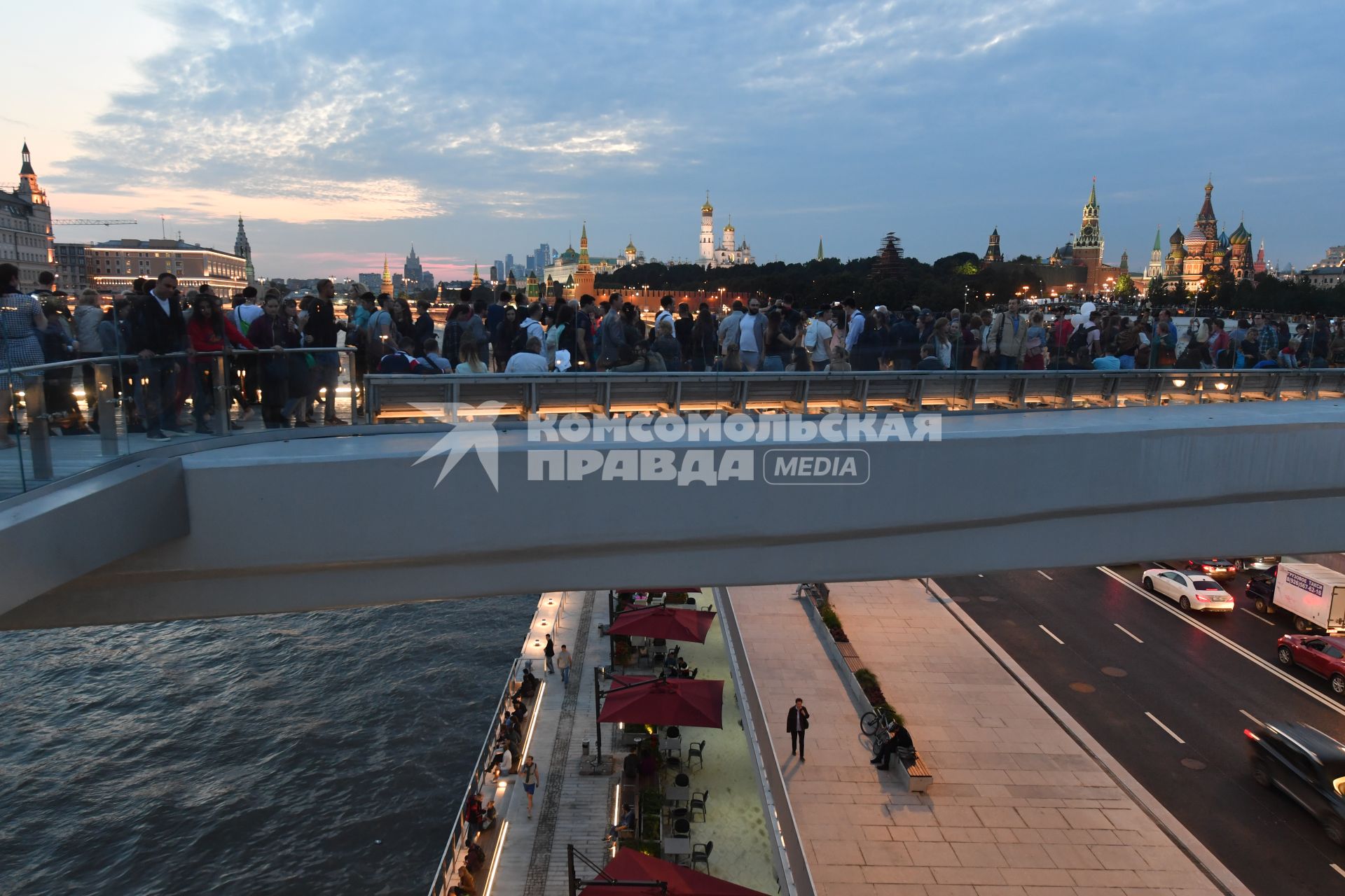 Москва. Посетители на `парящем` мосту на территории парка `Зарядье`.