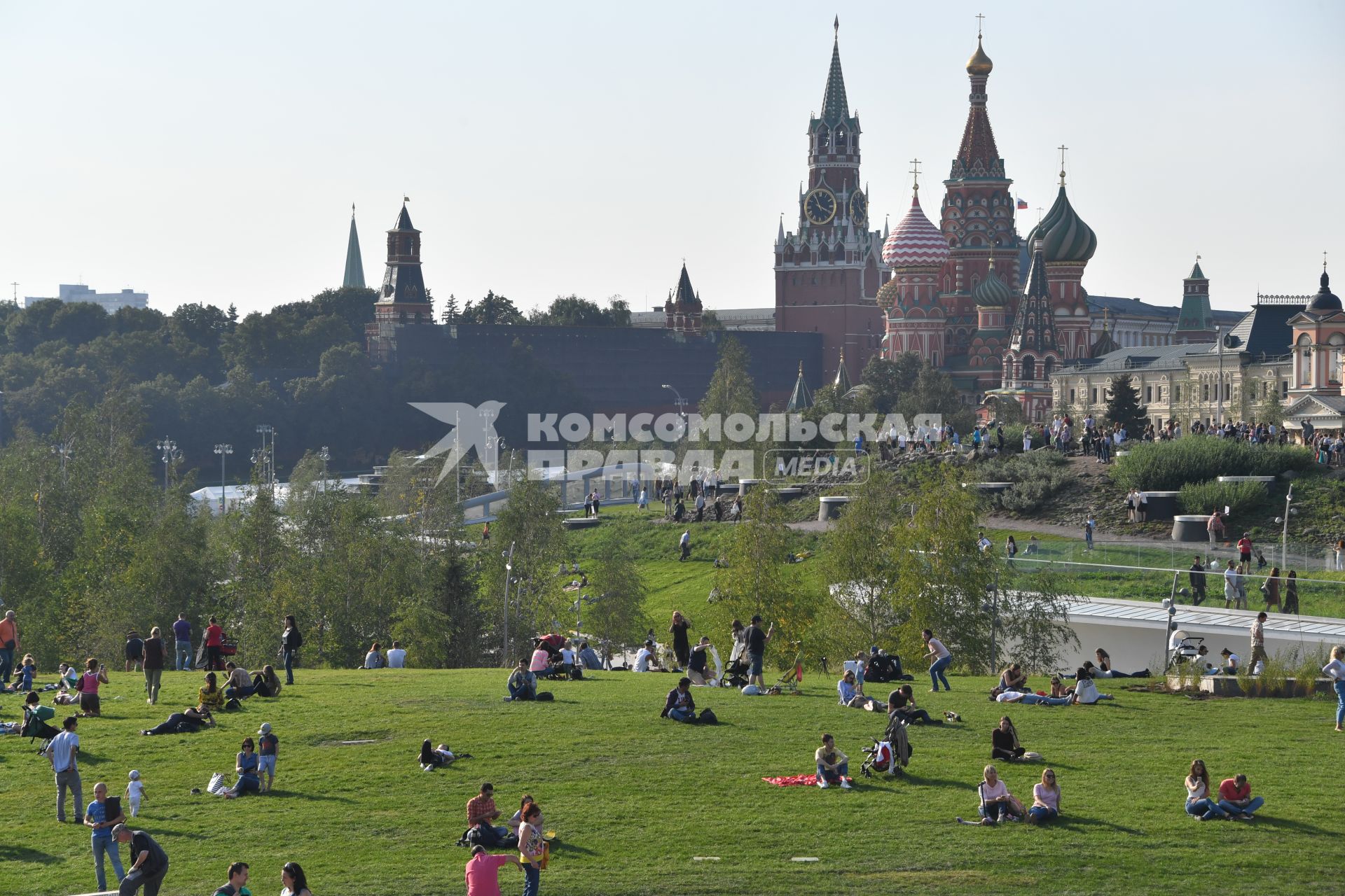 Москва. Посетители на территории парка `Зарядье`.