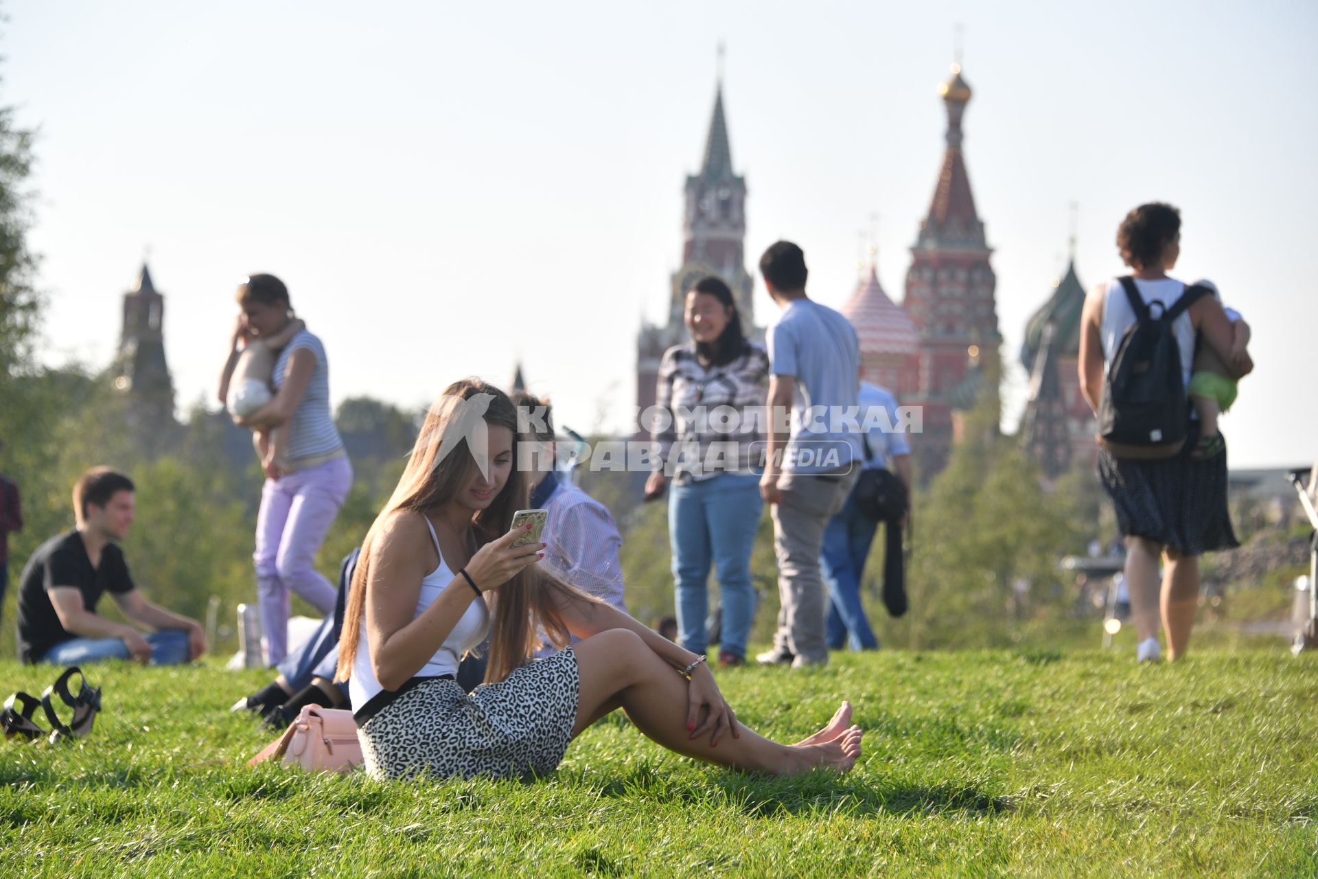 Москва. Посетители на территории парка `Зарядье`.