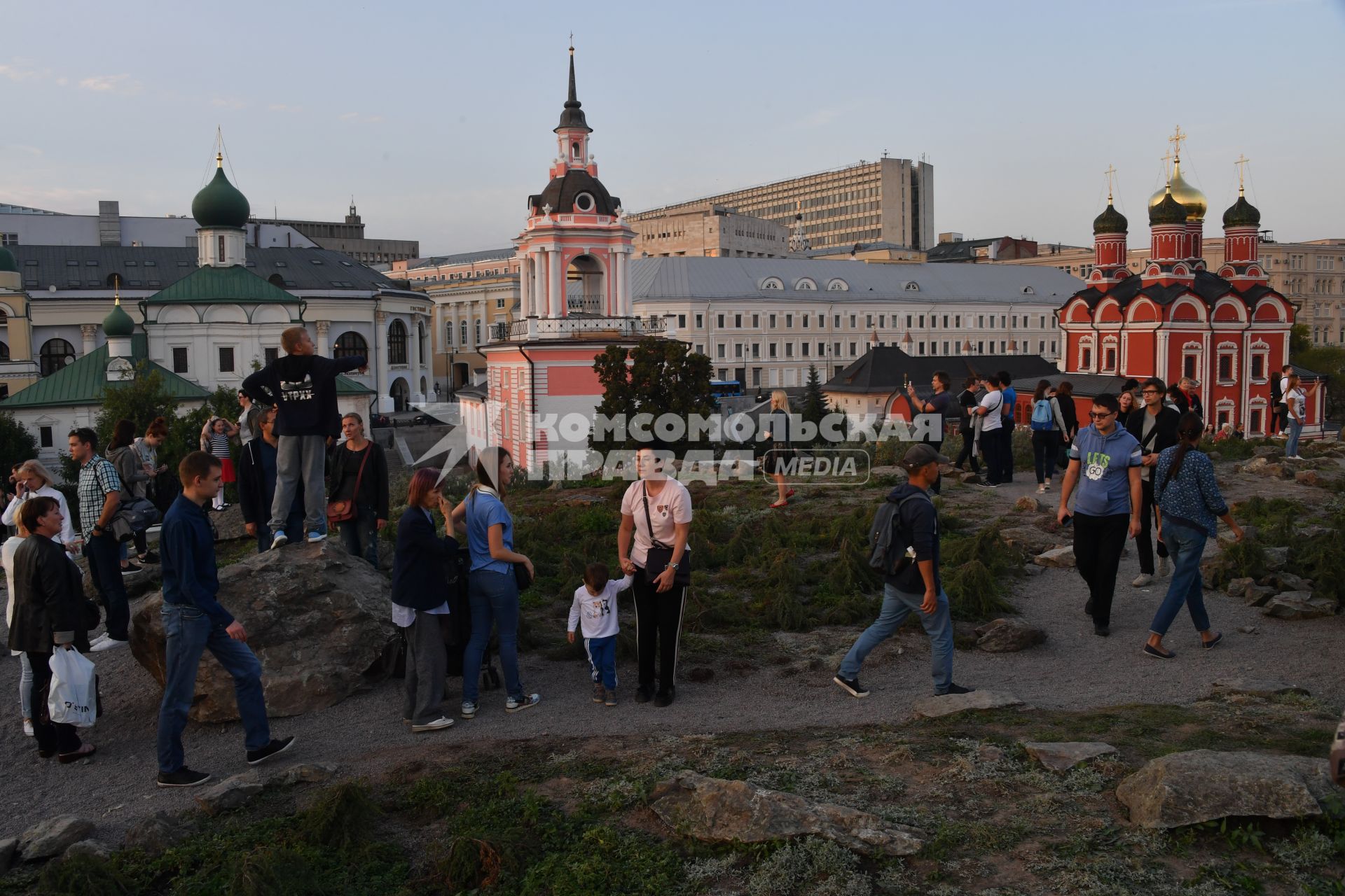 Москва. Посетители на территории парка `Зарядье`.