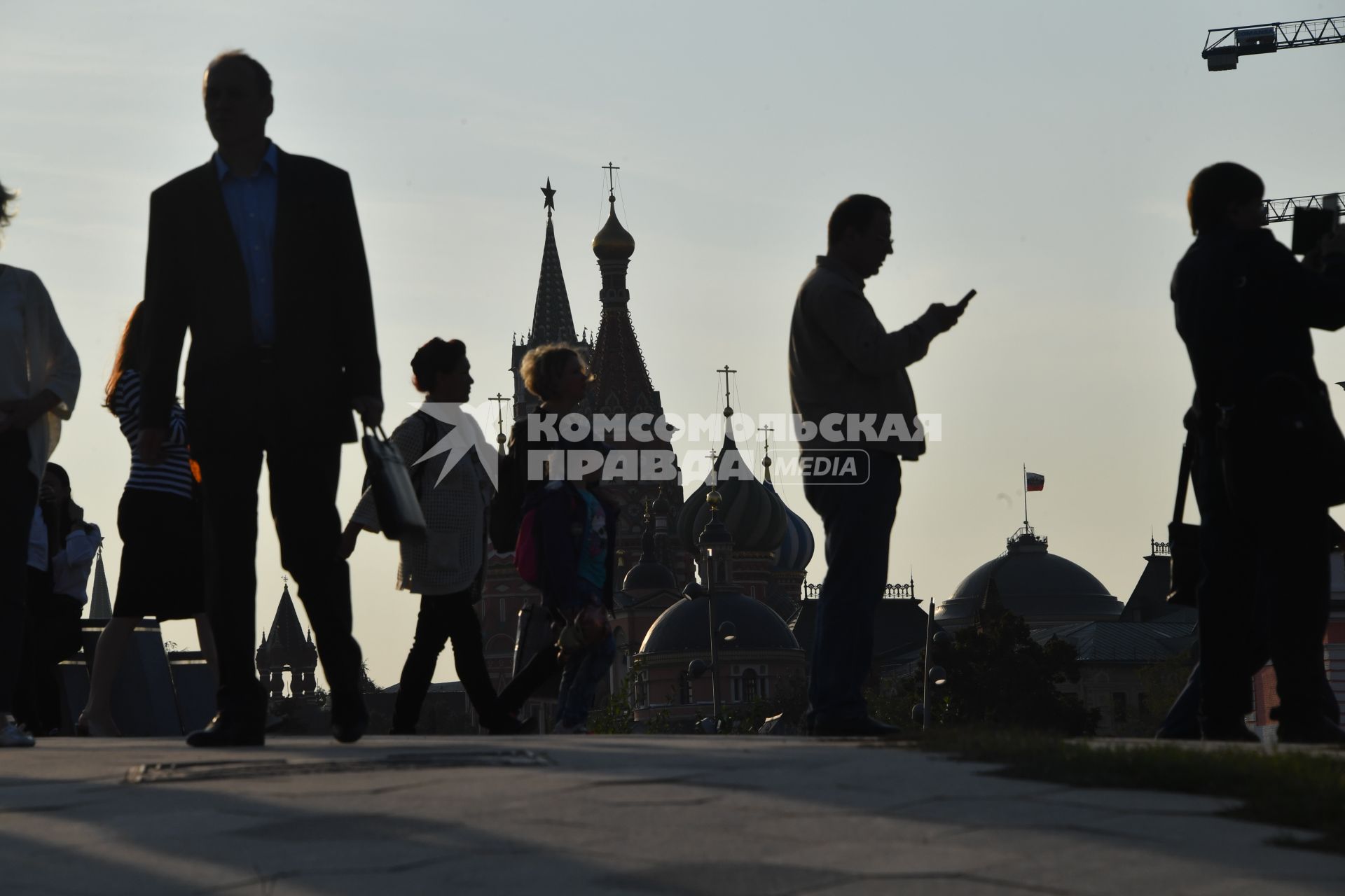 Москва. Посетители на территории парка `Зарядье`.