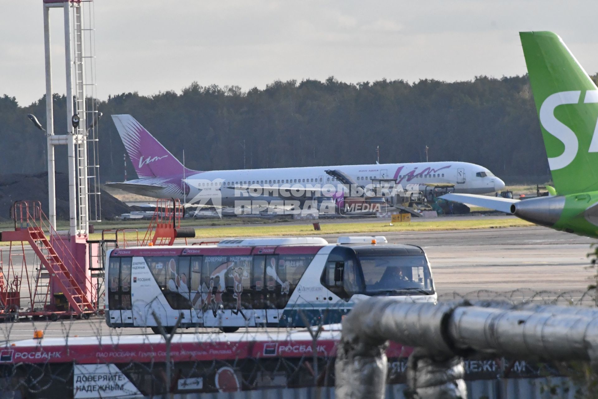 Москва. Самолет Boeing 757-230 авиакомпании `ВИМ-Авиа` в аэропорту Домодедово.