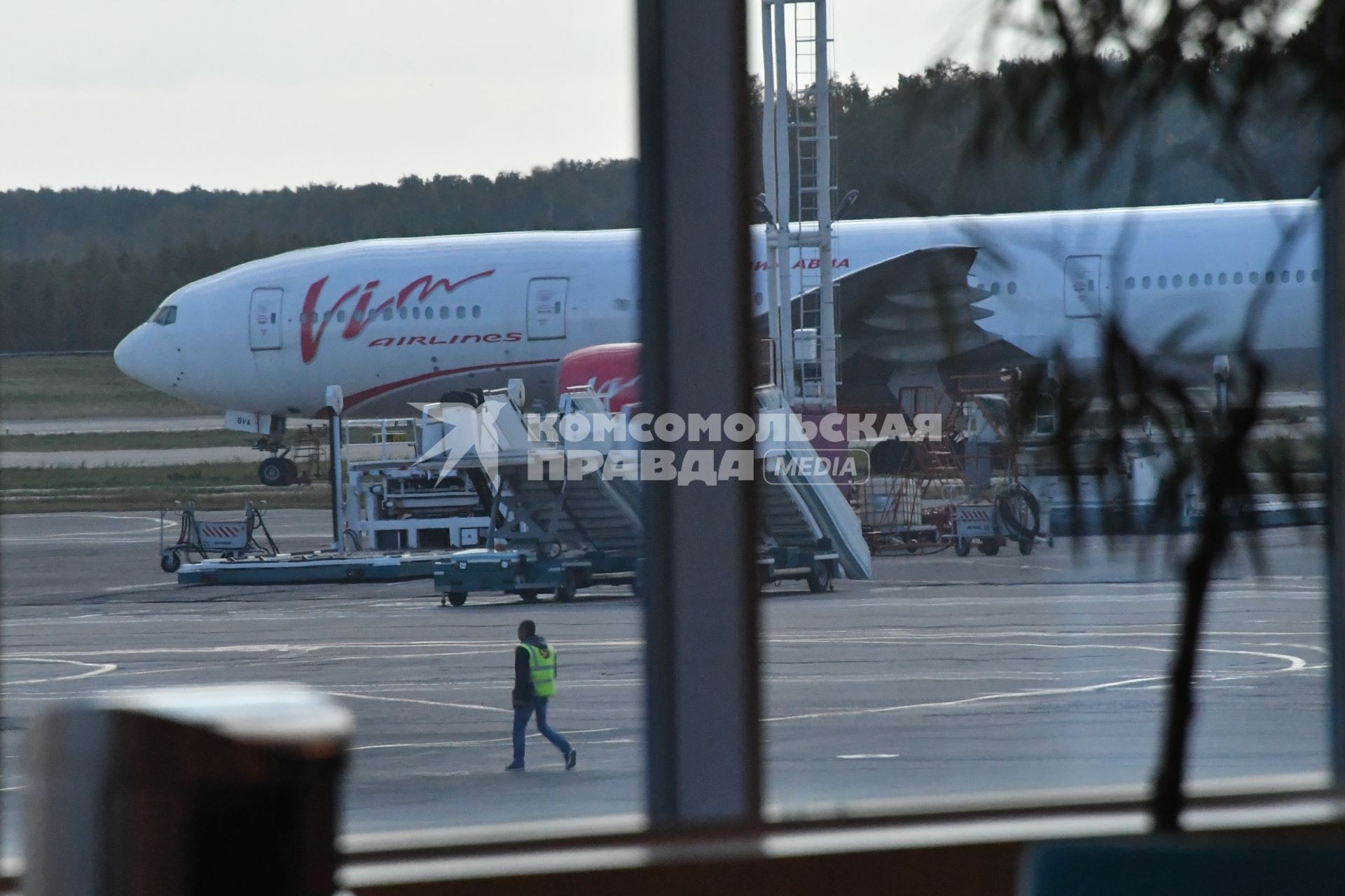 Москва. Самолет Boeing авиакомпании `ВИМ-Авиа` в аэропорту Домодедово.