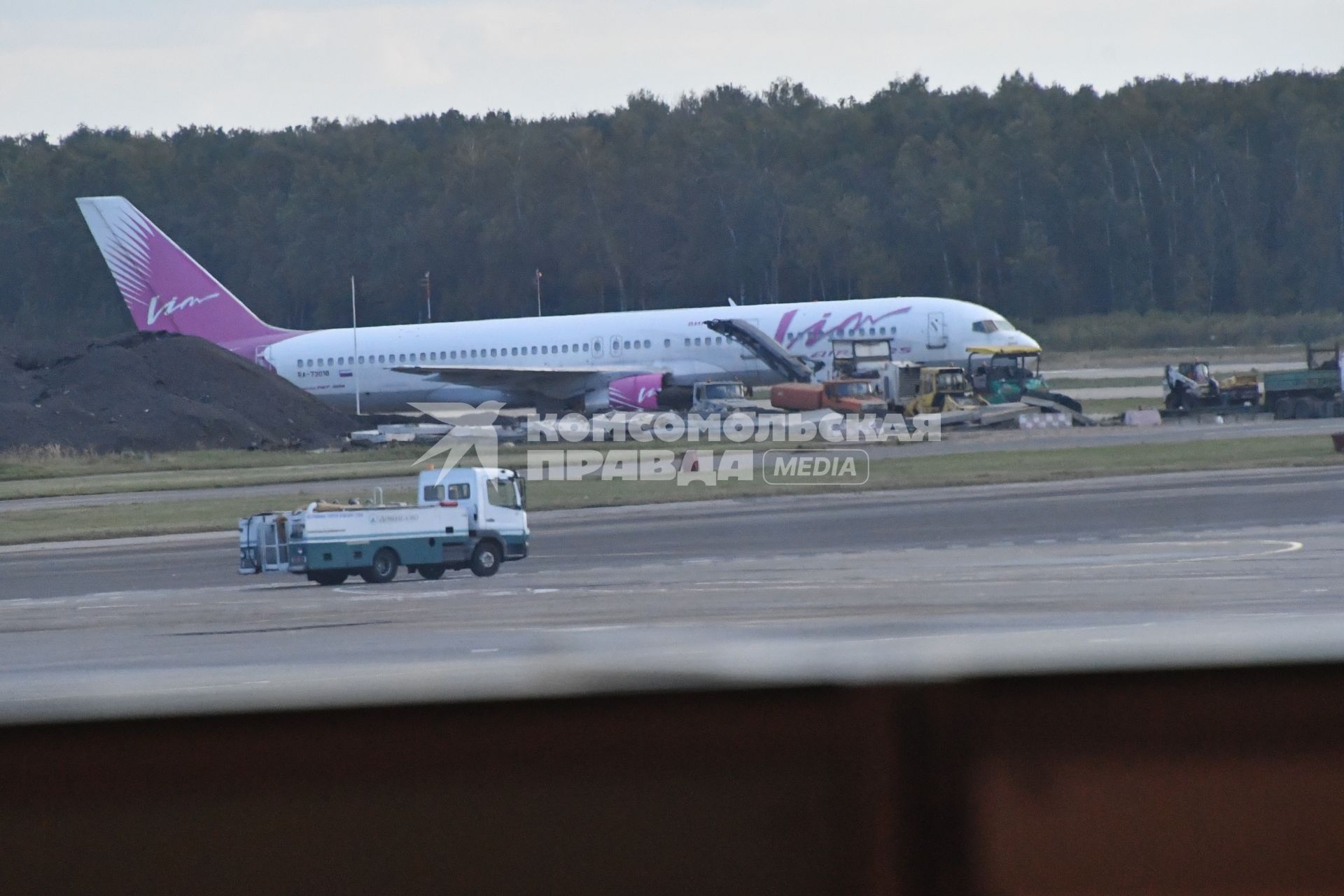 Москва. Самолет Boeing 757-230 авиакомпании `ВИМ-Авиа` в аэропорту Домодедово.