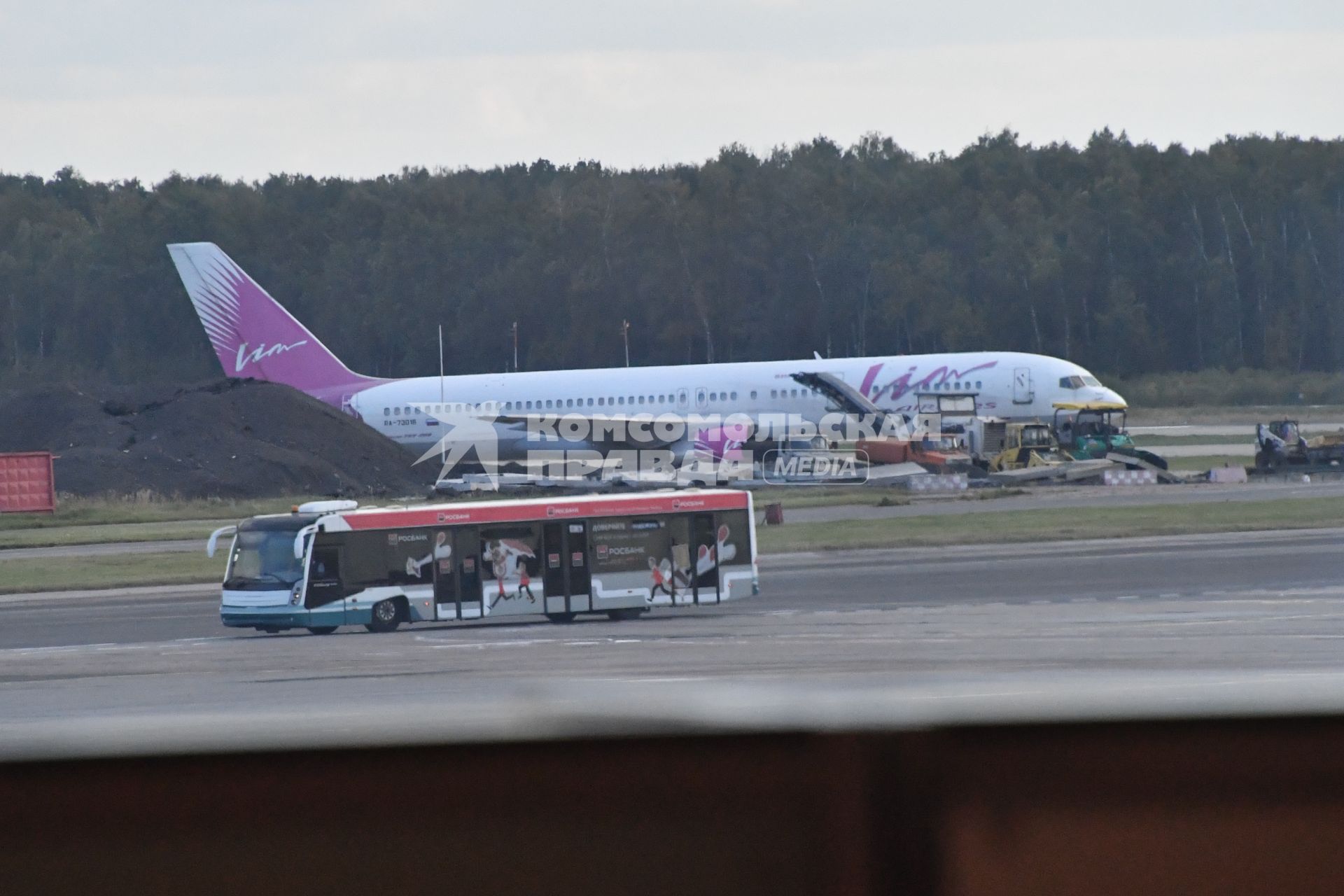 Москва. Самолет Boeing 757-230 авиакомпании `ВИМ-Авиа` в аэропорту Домодедово.