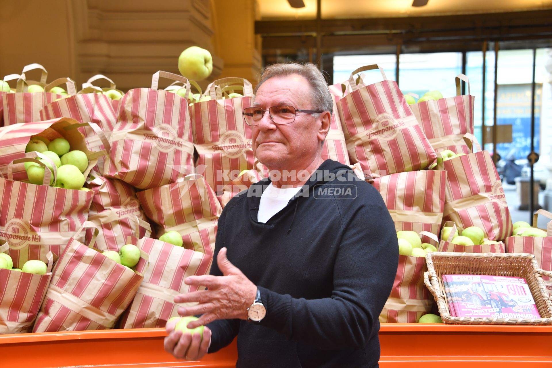 Москва.  Актер Сергей Шакуров на открытии ярмарки отечественных фермерских продуктов ВДХС ( выставка достижений сельского хозяйства) в ГУМе.