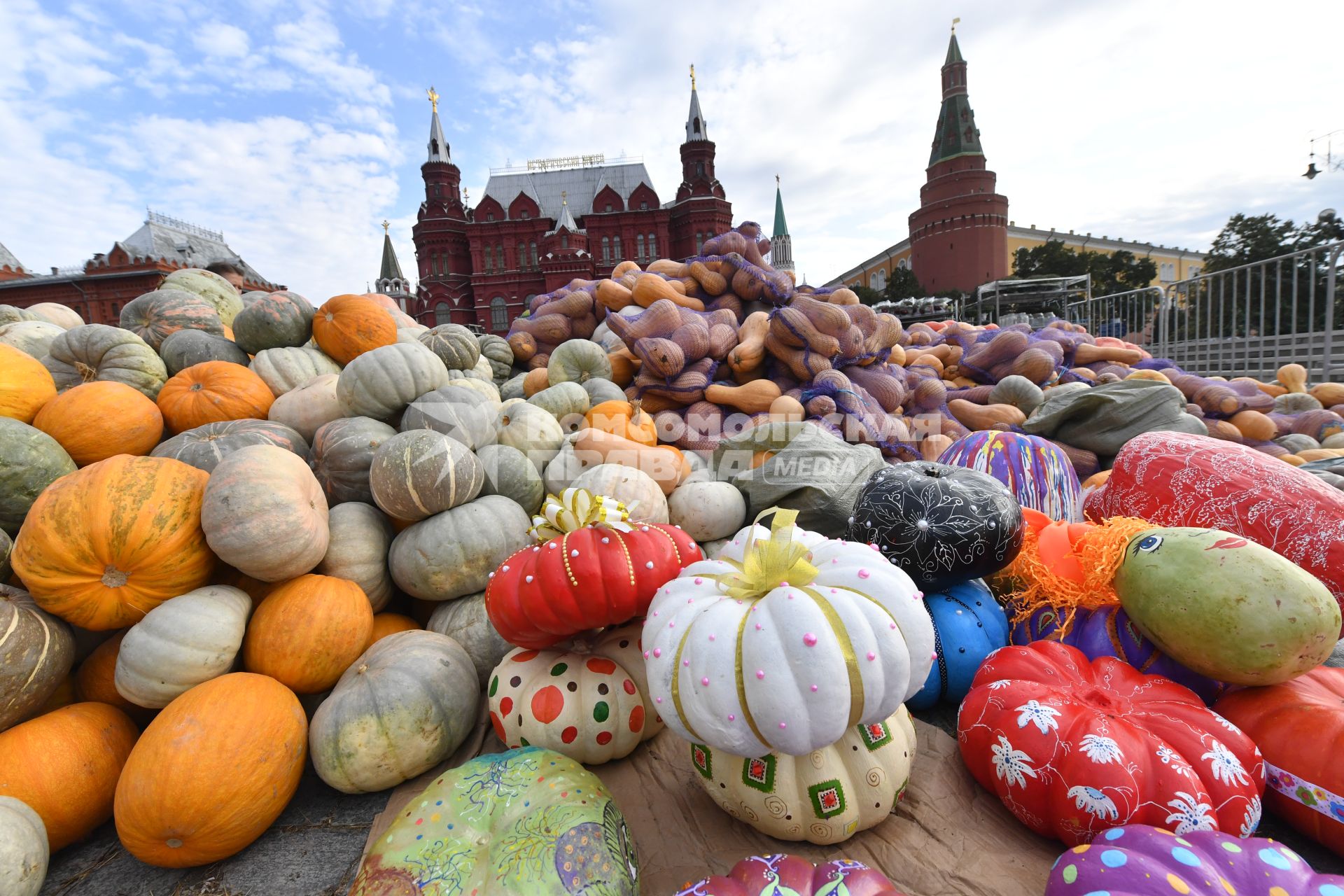 Москва. Подготовка к гастрономическому фестивалю `Золотая осень` на Манежной площади.