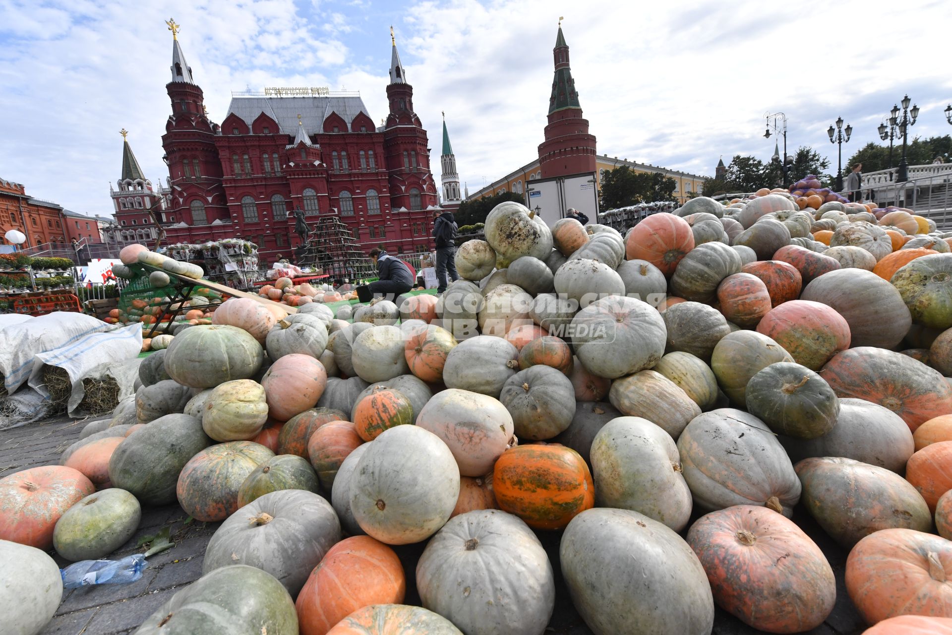 Москва. Подготовка к гастрономическому фестивалю `Золотая осень` на Манежной площади.