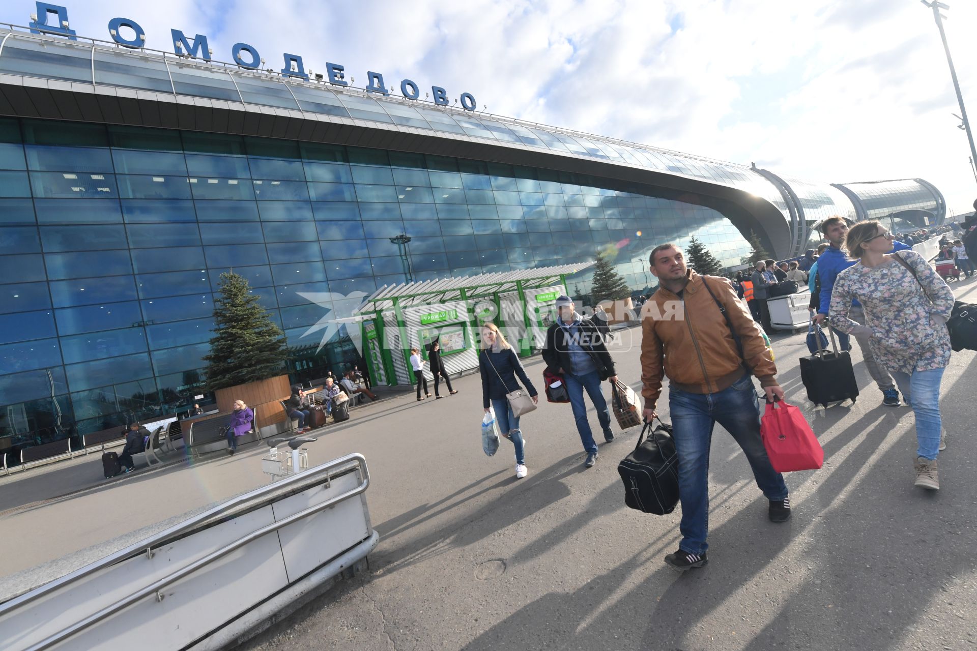 Московская область. Пассажиры в аэропорту Домодедово.