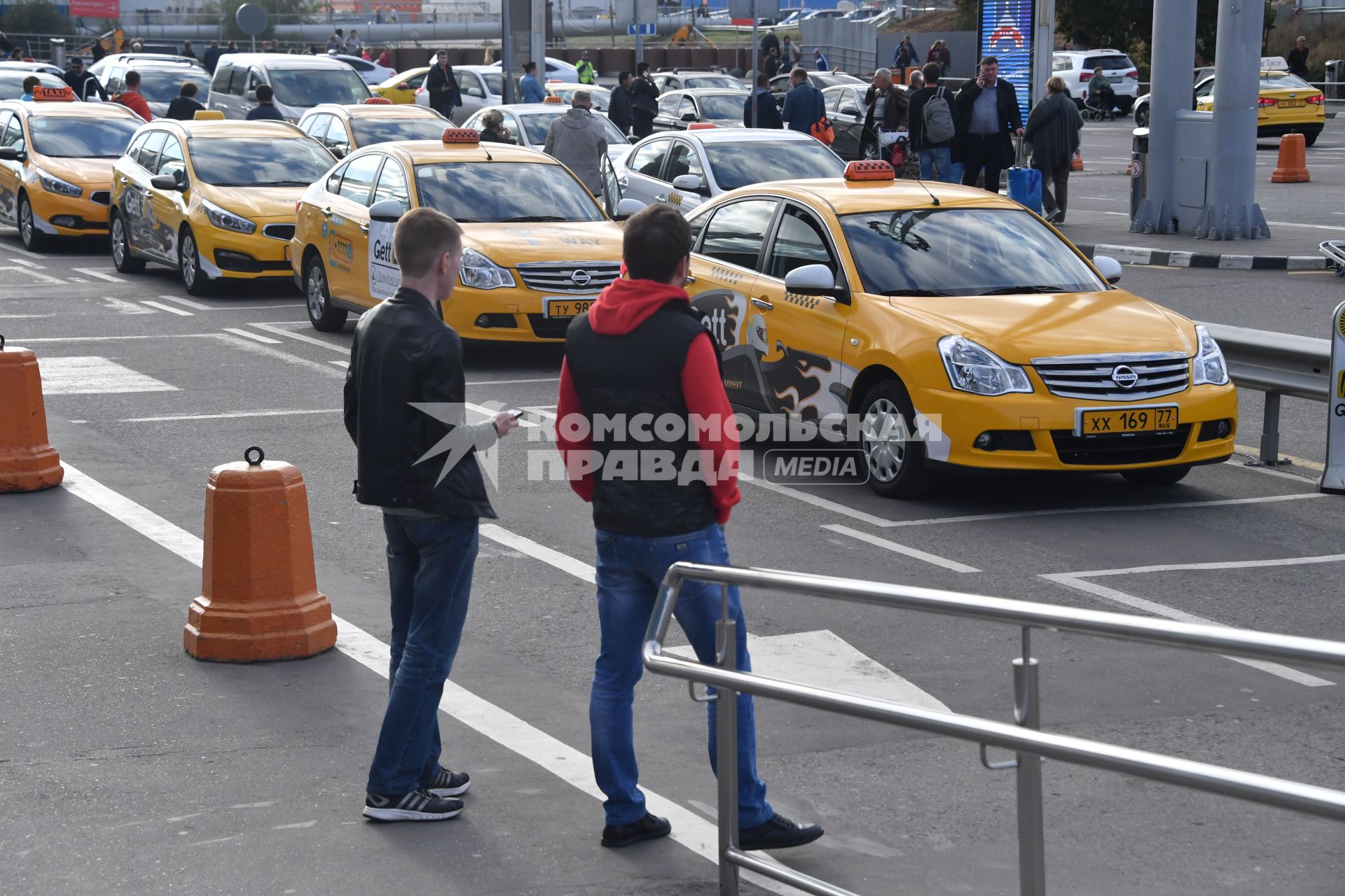 Московская область. Стоянка такси в аэропорту Домодедово.