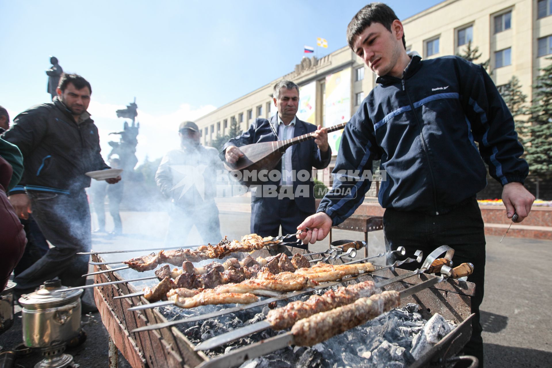 Ставрополь.  Мужчина готовит   шашлыка на `Фестивале баранины ` в рамках российско-азербайджанского международного форума.