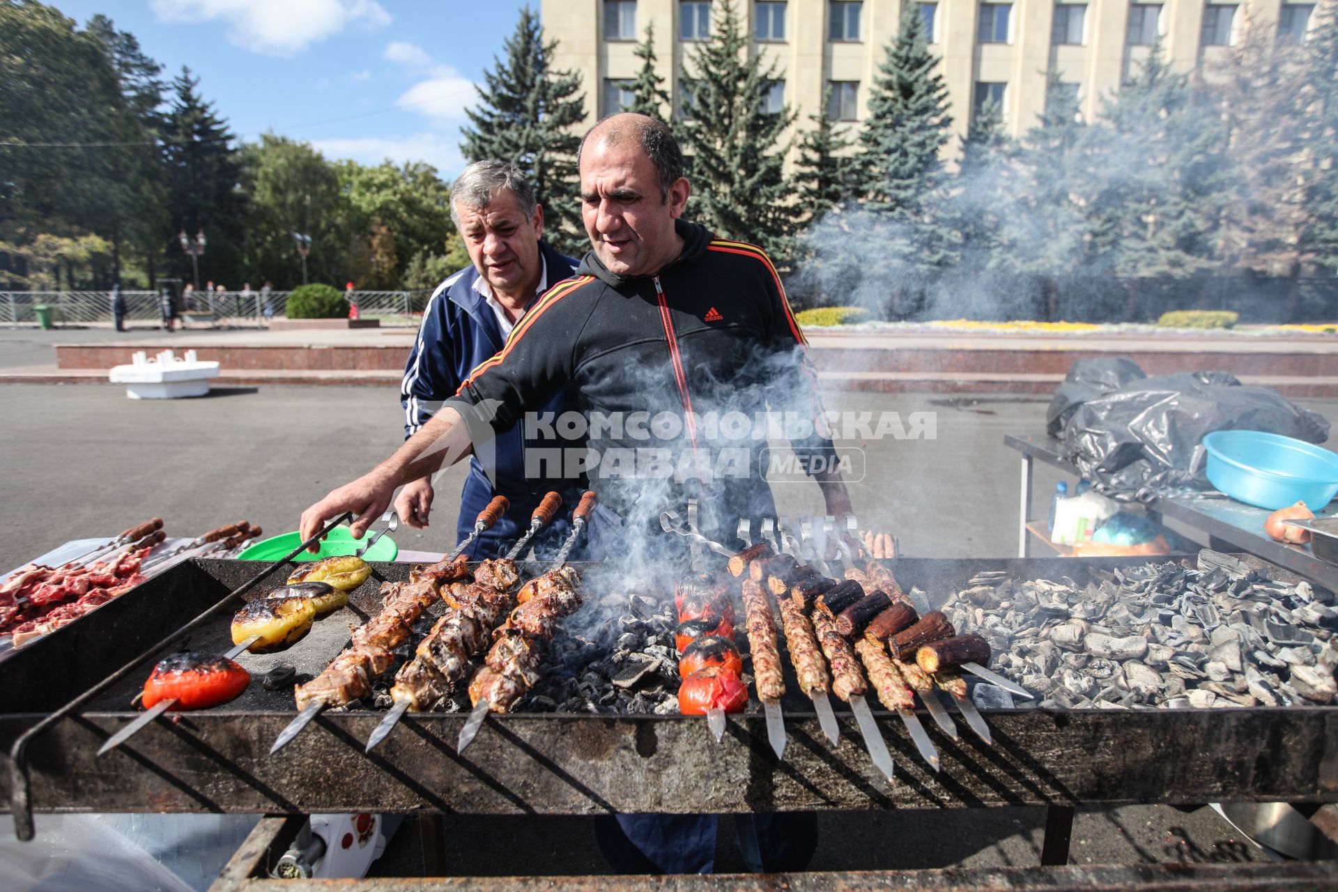 Ставрополь.  Мужчина готовит   шашлыка на `Фестивале баранины ` в рамках российско-азербайджанского международного форума.