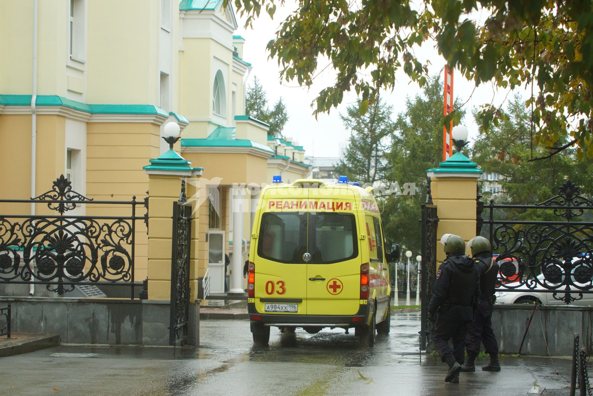 Екатеринбург. Машина реанимации у здания резиденции губернатора Свердловской области (дом Севастьянова) во время проверки сообщения о минировании здания