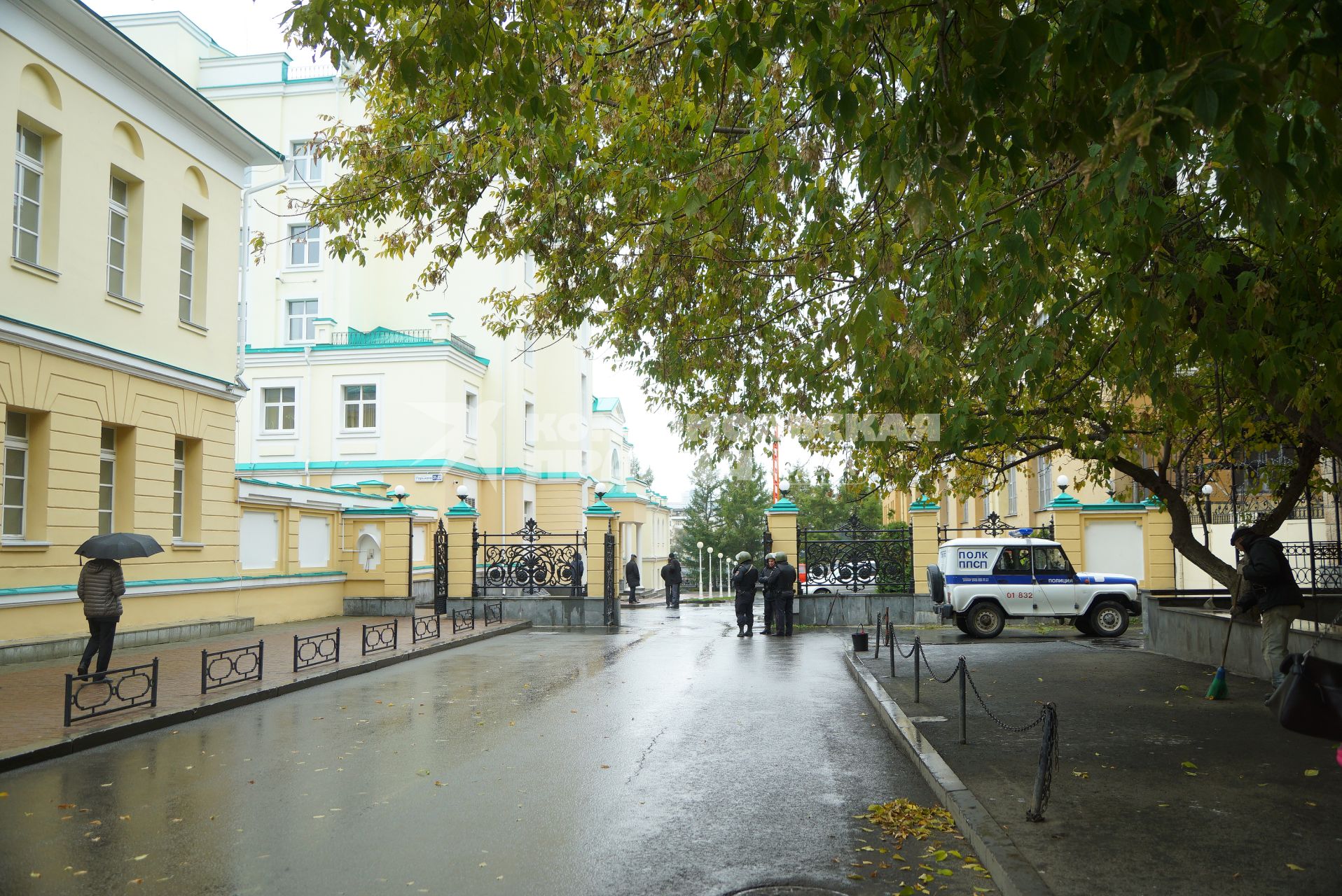 Екатеринбург. Сотрудники полиции у здания резиденции губернатора Свердловской области (дом Севастьянова) во время проверки сообщения о минировании здания