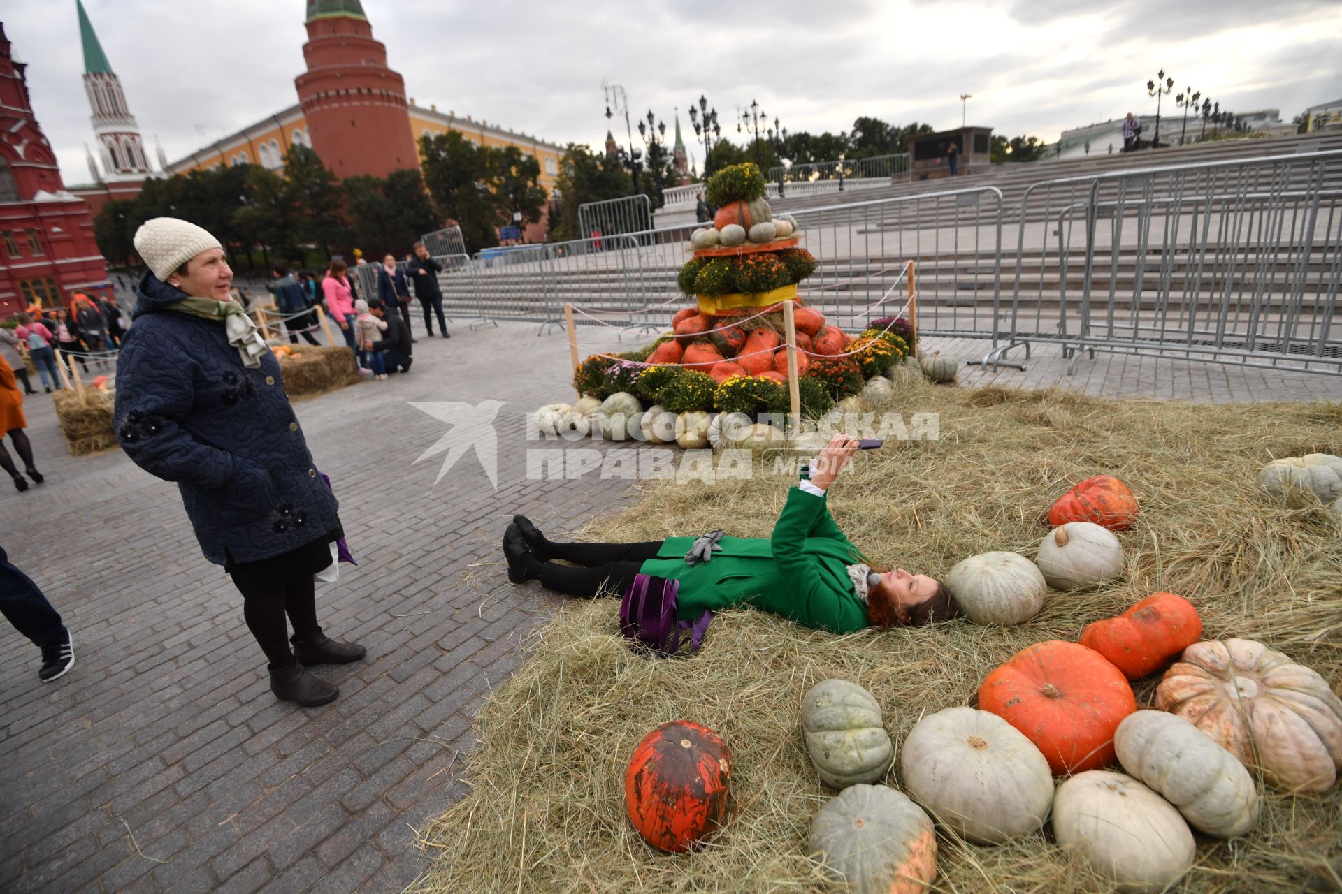 Москва.  Посетители на гастрономическом фестивале `Золотая осень `.