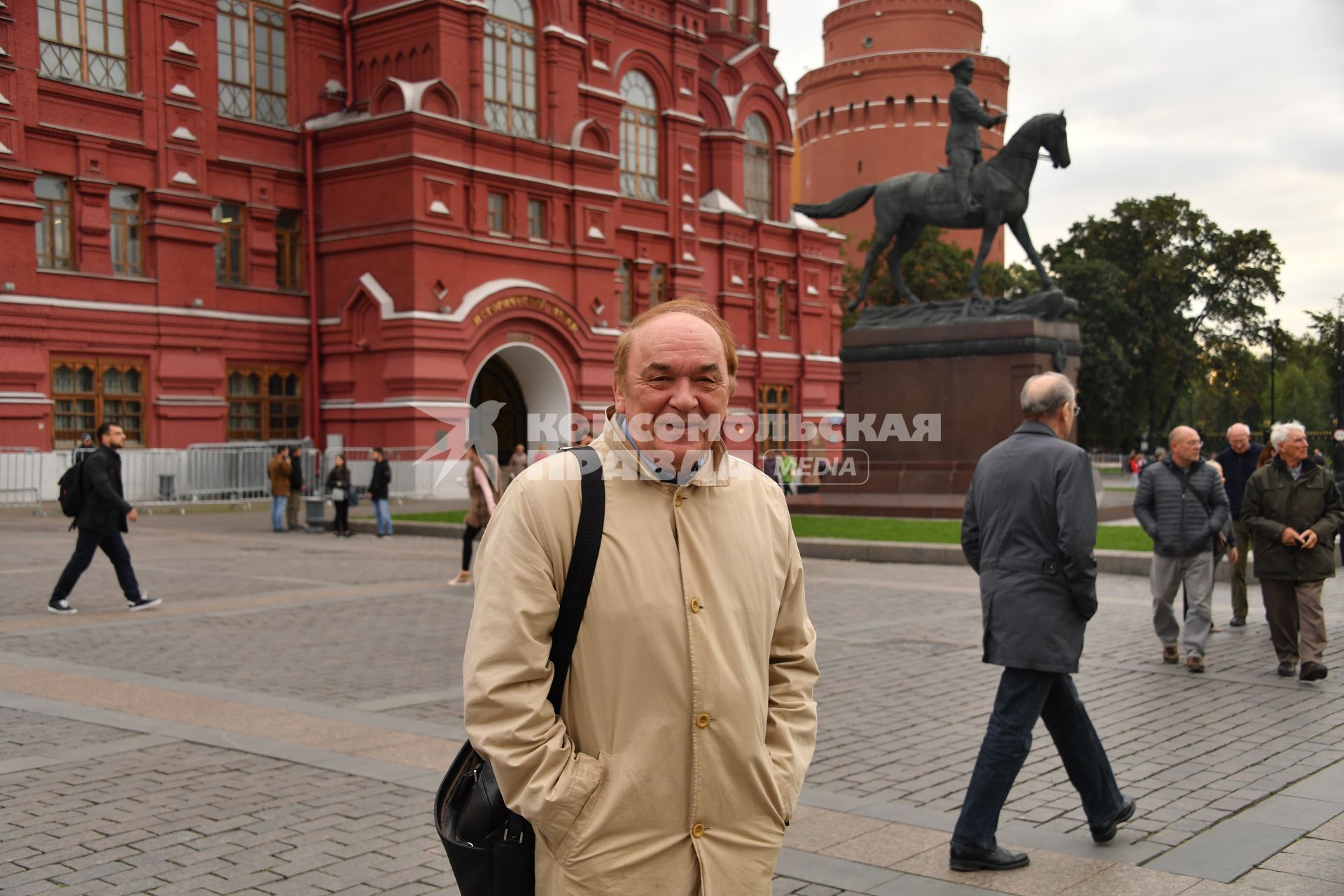 Москва.  Военный обозреватель `Комсомольской правды`Виктор Баранец на Манежной площади.