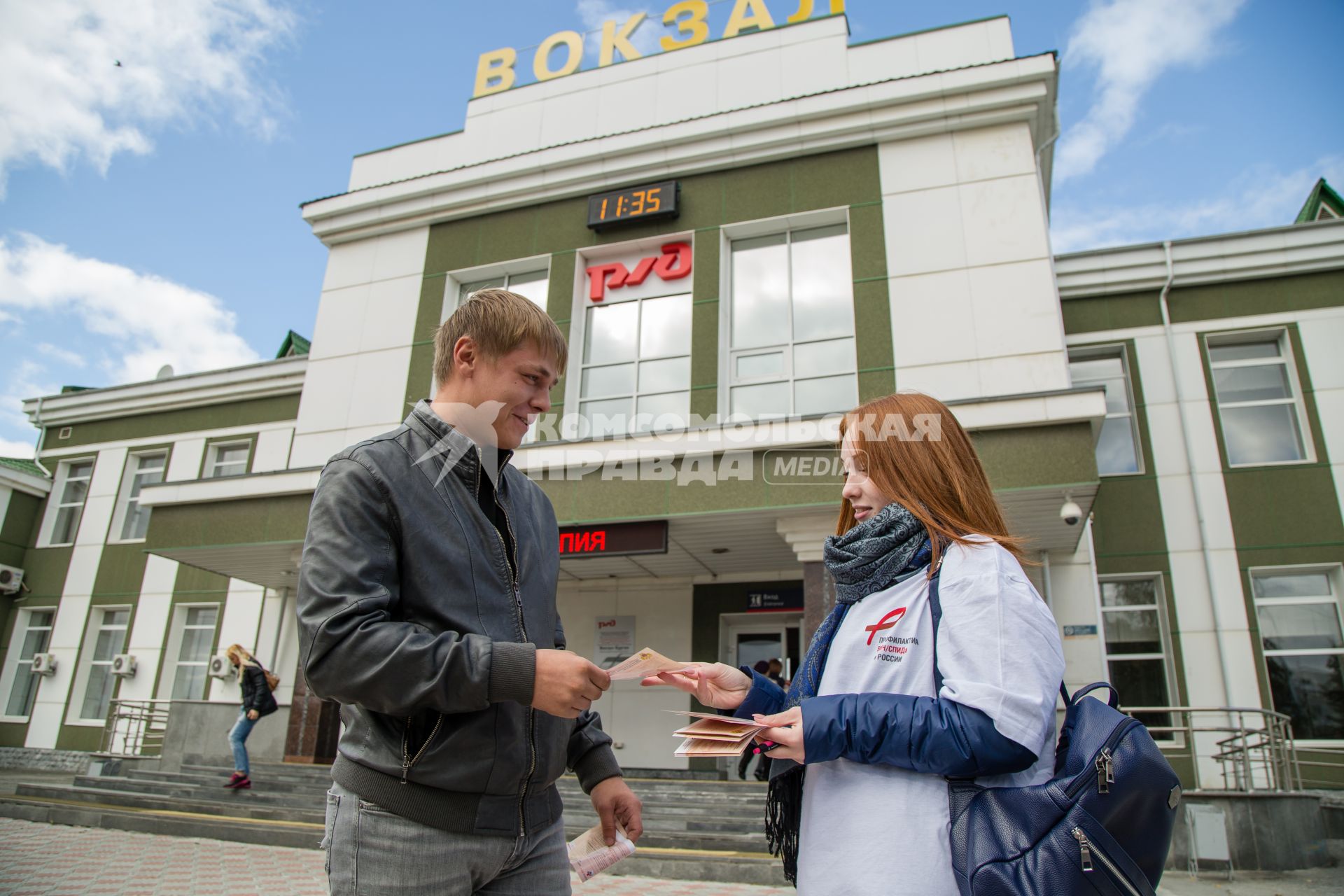 Челябинск. Волонтер раздает приглашения  на бесплатное анонимное тестирование на ВИЧ.