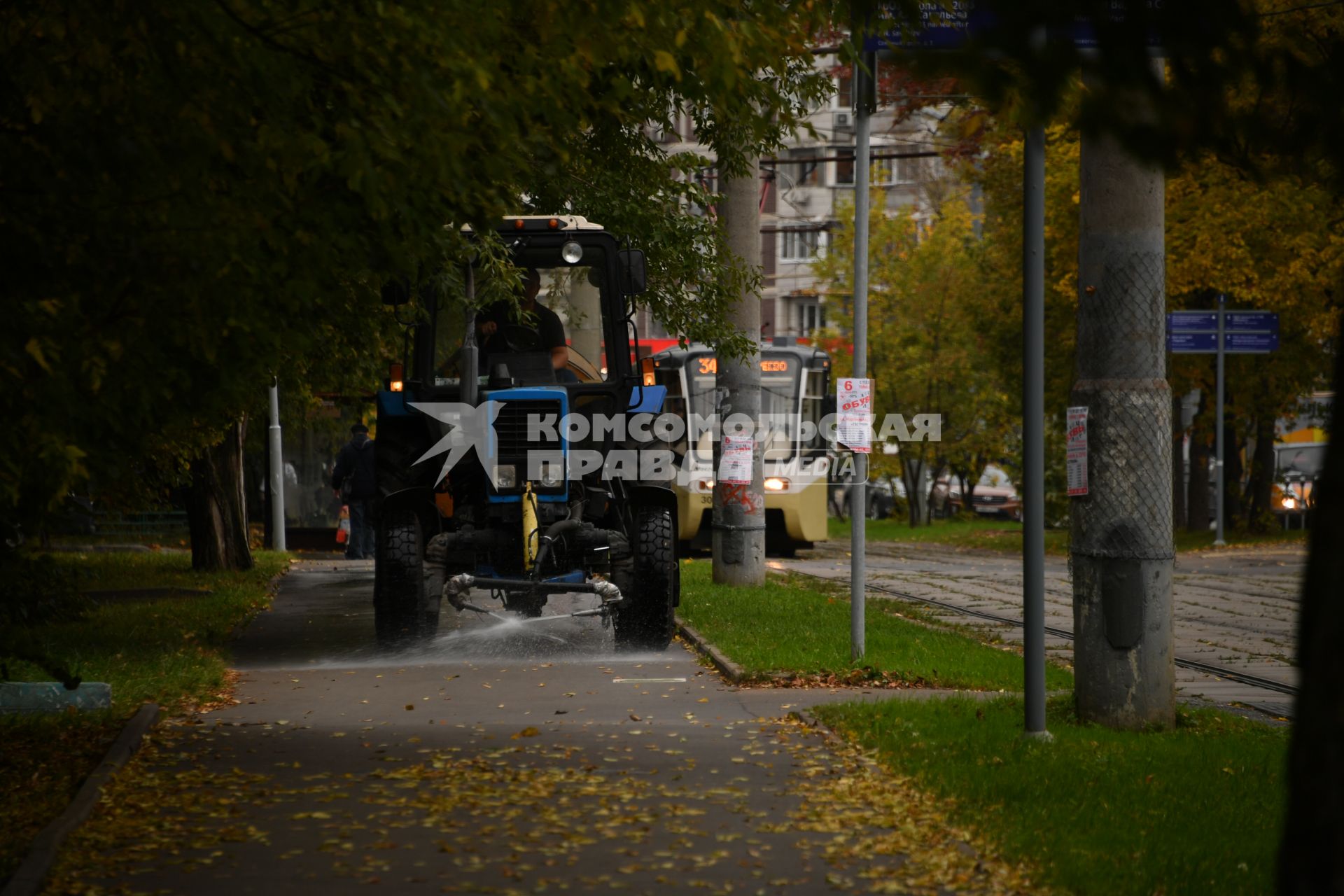 Москва.  Поливальная машина на улице города .