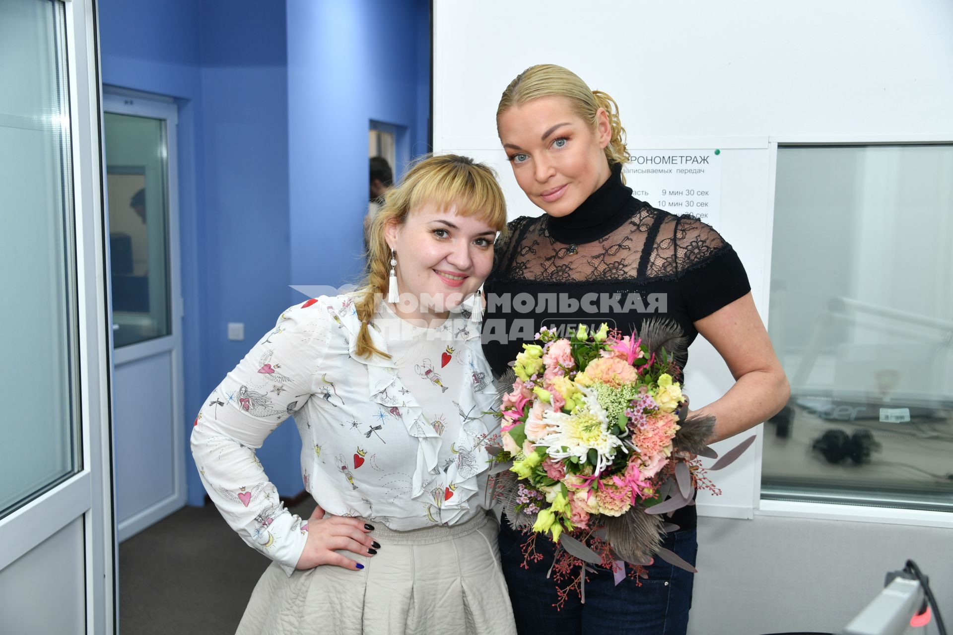 Москва. Балерина Анастасия Волочкова (справа) и корреспондент Мария Ремизова на радио `Комсомольская правда`.