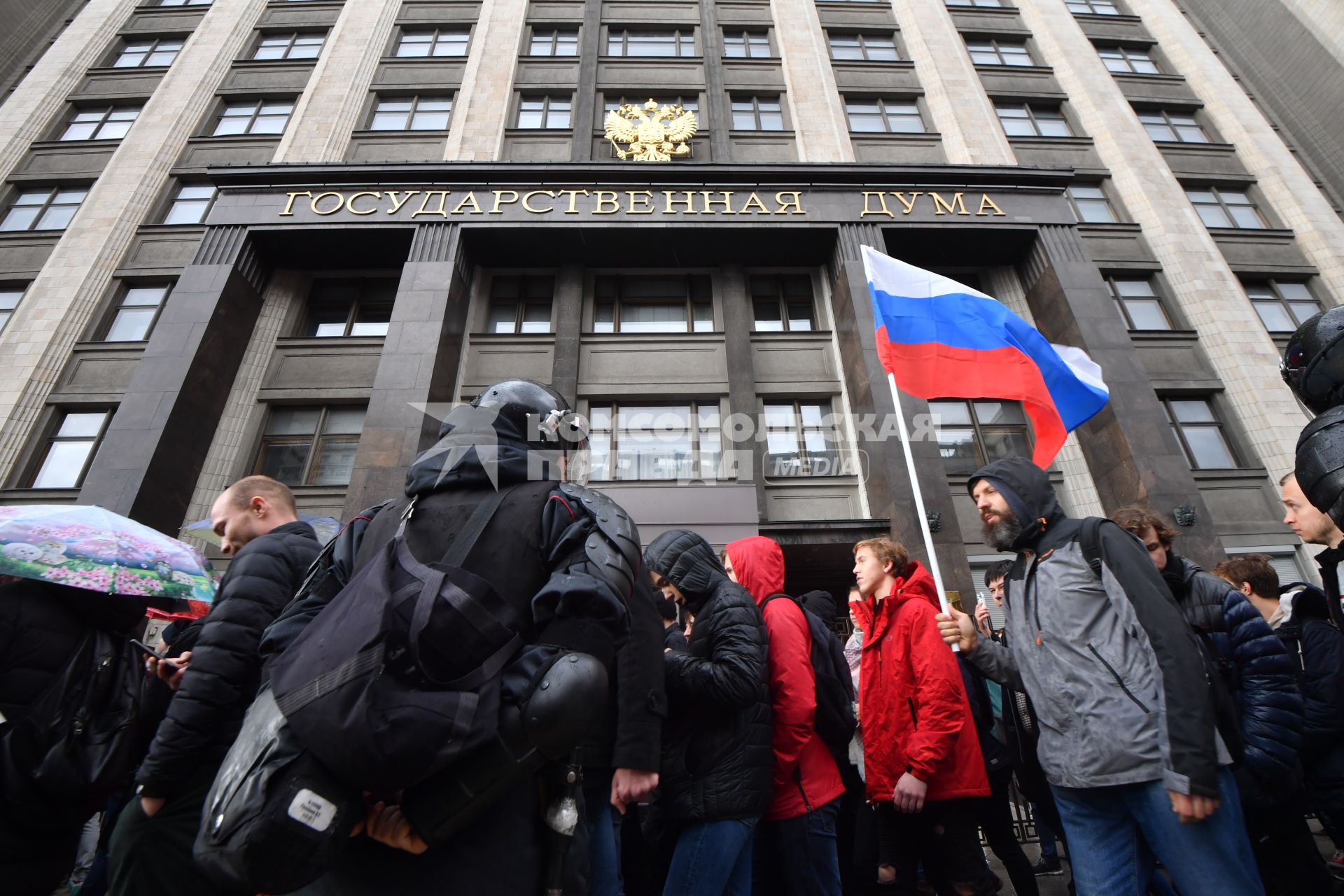 Москва. Участники несанкционированной акции в поддержку Алексея Навального  у здания Государственной Думы на Охотном ряду.