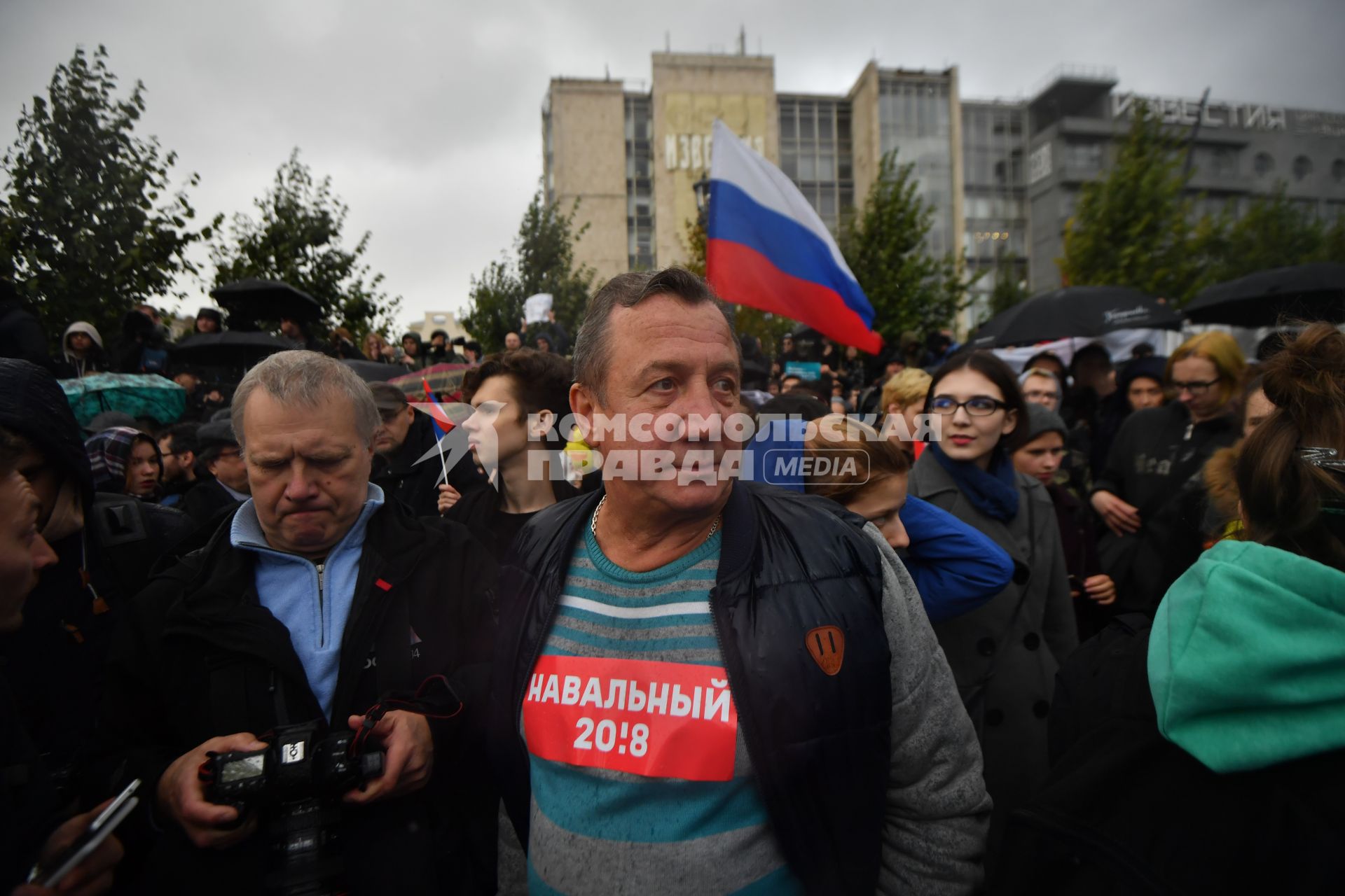 Москва. Участники несанкционированной акции  в поддержку Алексея Навального  на Пушкинской площади.