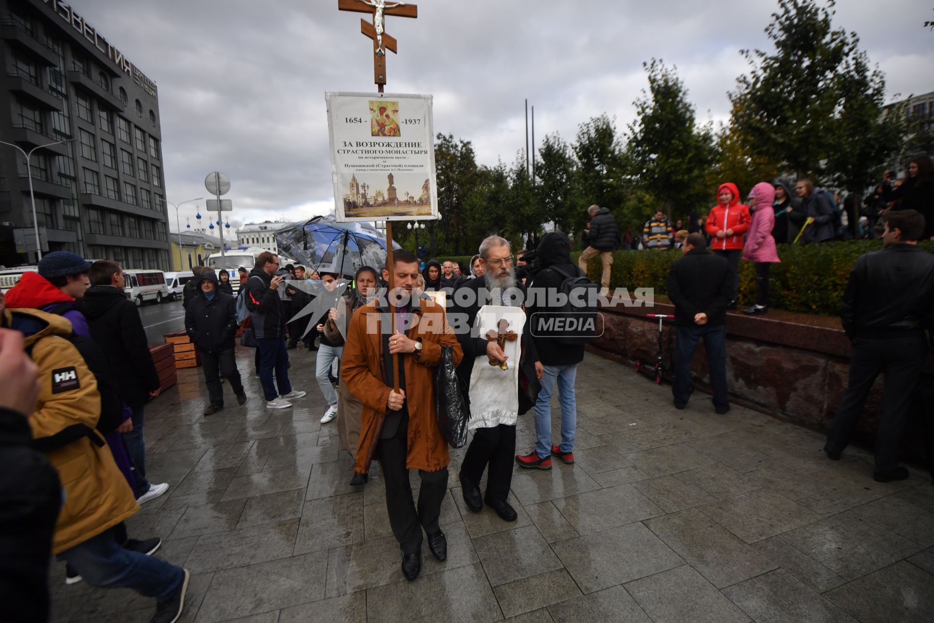 Москва. Участники несанкционированной акции    на Пушкинской площади.