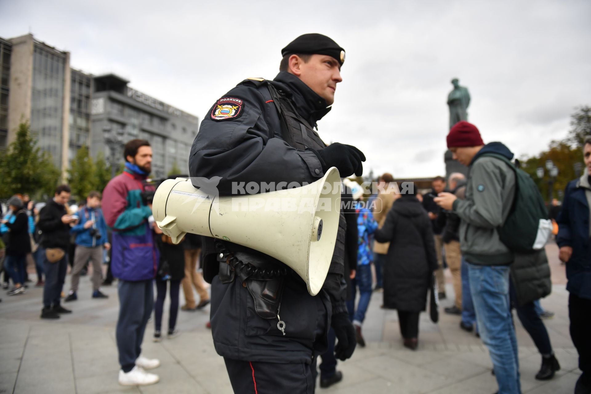 Москва. Сотрудник полиции во время несанкционированной акции   в поддержку Алексея Навального  на Пушкинской площади.