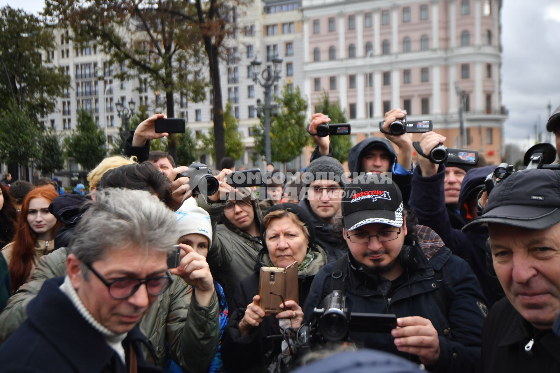 Москва. Журналисты  во время несанкционированной акции  в поддержку Алексея Навального  на Пушкинской площади.
.