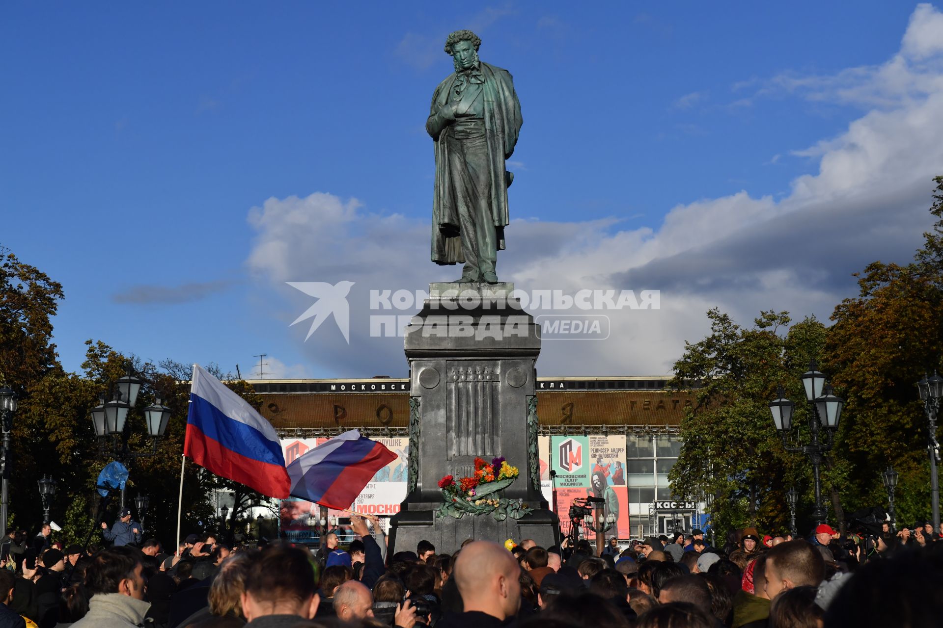Москва. Участники несанкционированной акции в поддержку Алексея Навального  на Пушкинской площади.