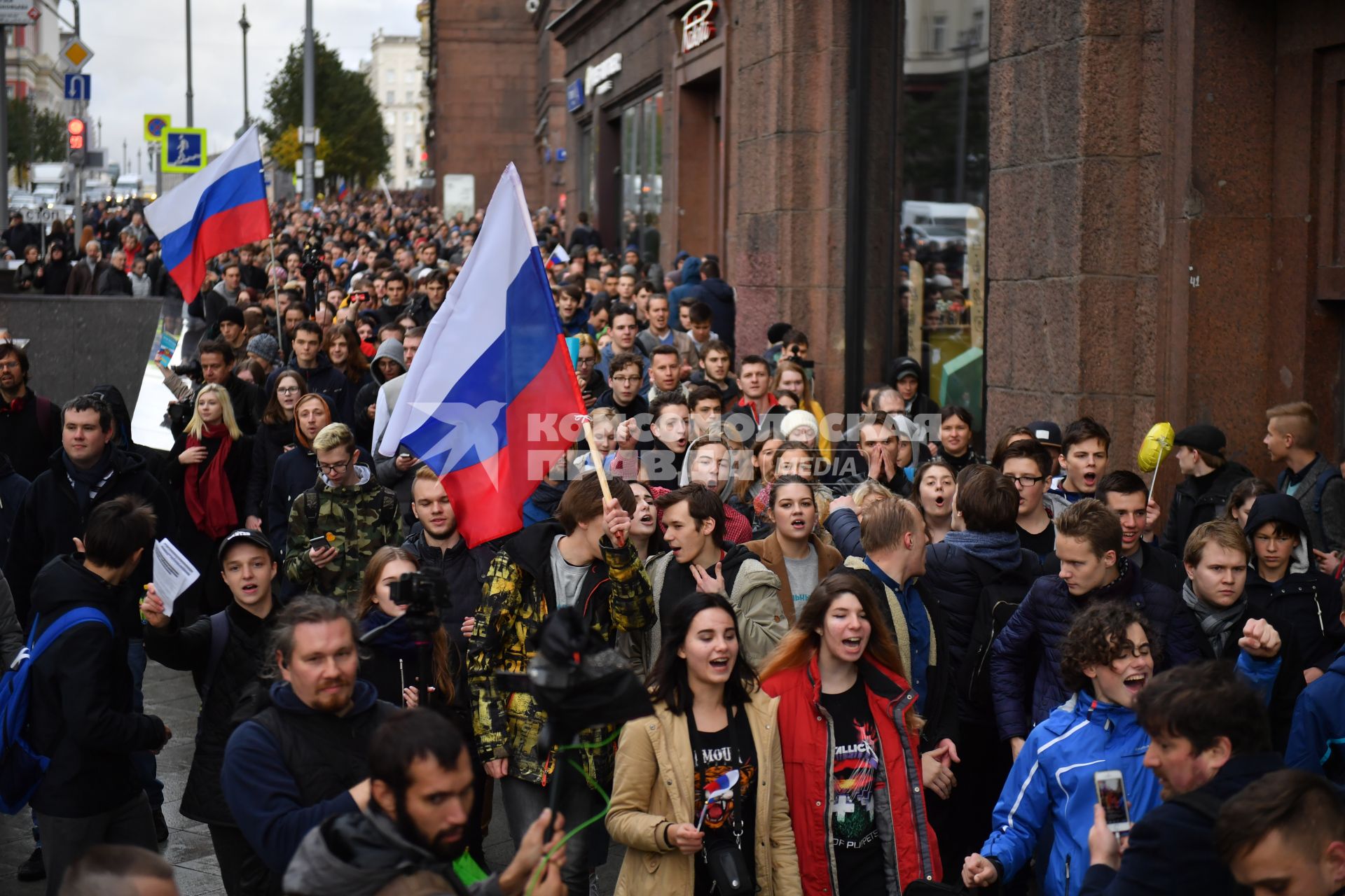 Москва. Участники несанкционированной акции в поддержку Алексея Навального  на Тверской улице.