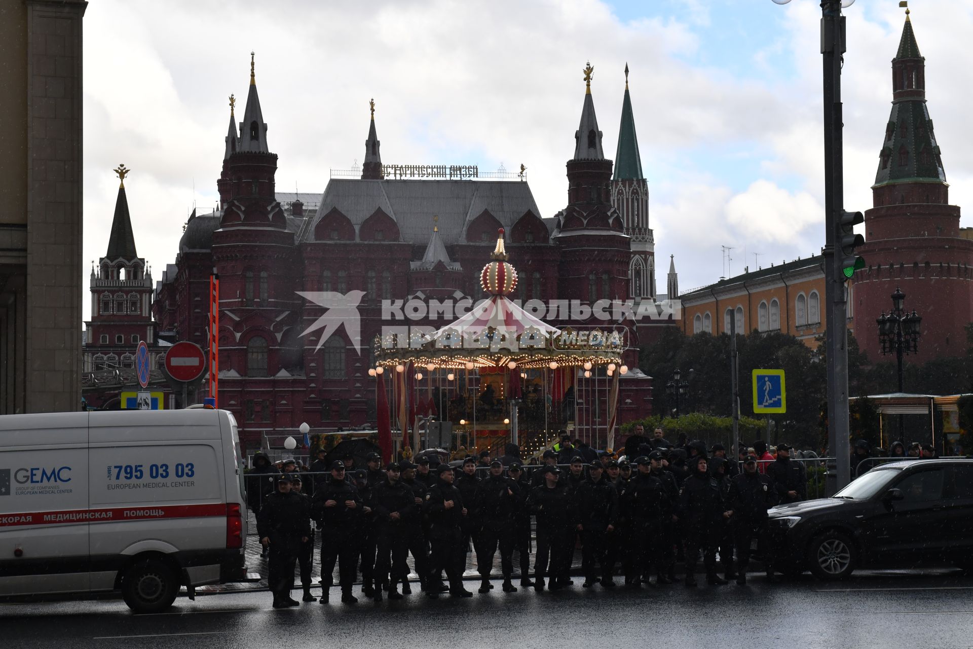 Москва. Сотрудники правоохранительных органов во время несанкционированной акции в поддержку Алексея Навального  на  Манежной площади.