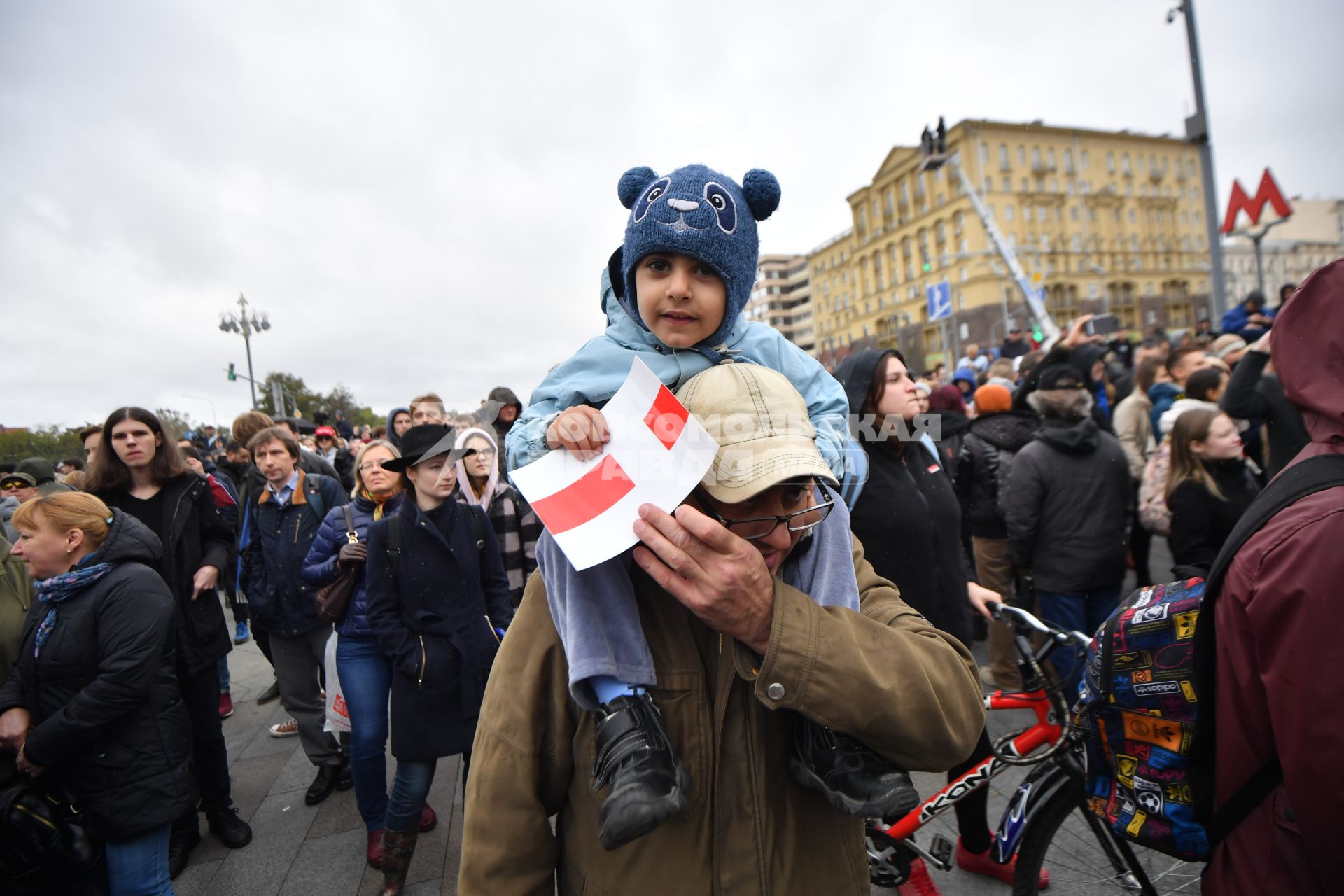 Москва. Участники несанкционированной акции  в поддержку Алексея Навального  на Пушкинской площади.