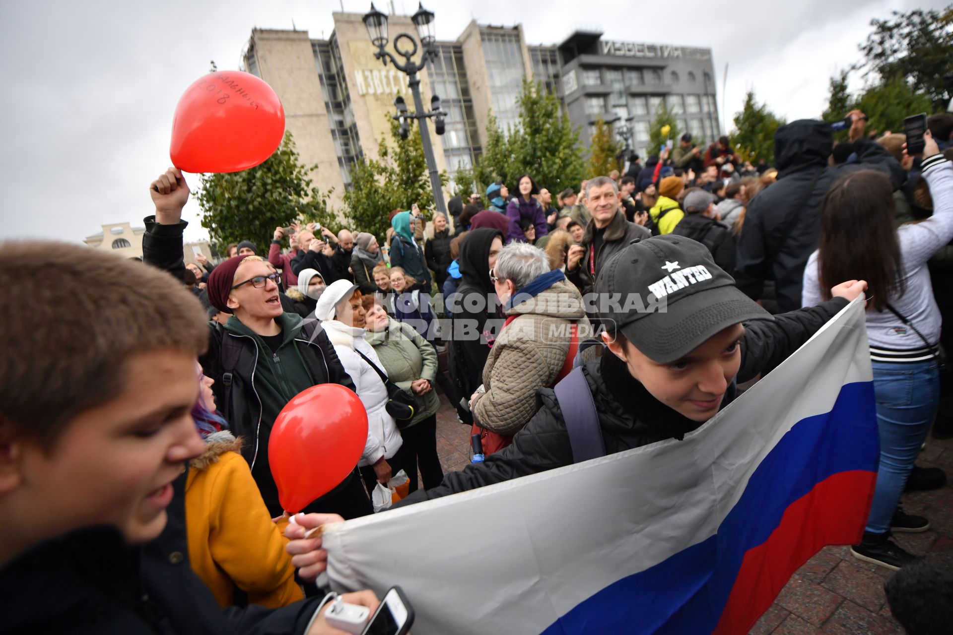 Москва. Участники несанкционированной акции  в поддержку Алексея Навального  на Пушкинской площади.