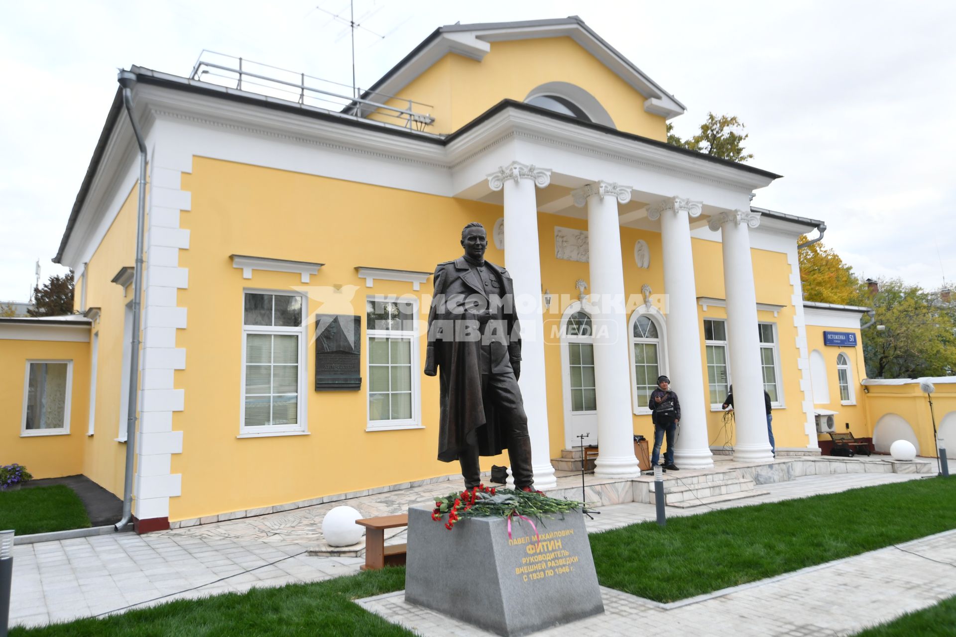 Москва. Памятник руководителю советской внешней разведки в годы Великой Отечественной войны Павлу Фитину у пресс-бюро СВР России на улице Остоженка.