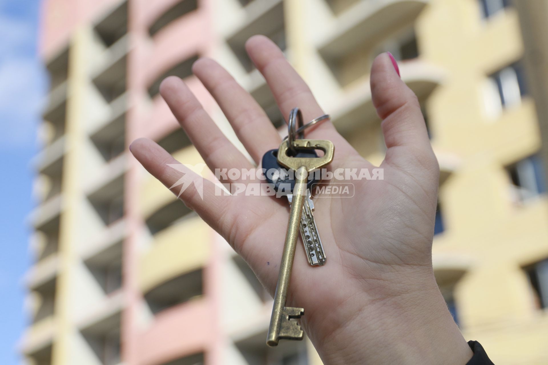 Барнаул. Ключи от квартиры на фоне многоэтажного жилого дома.
