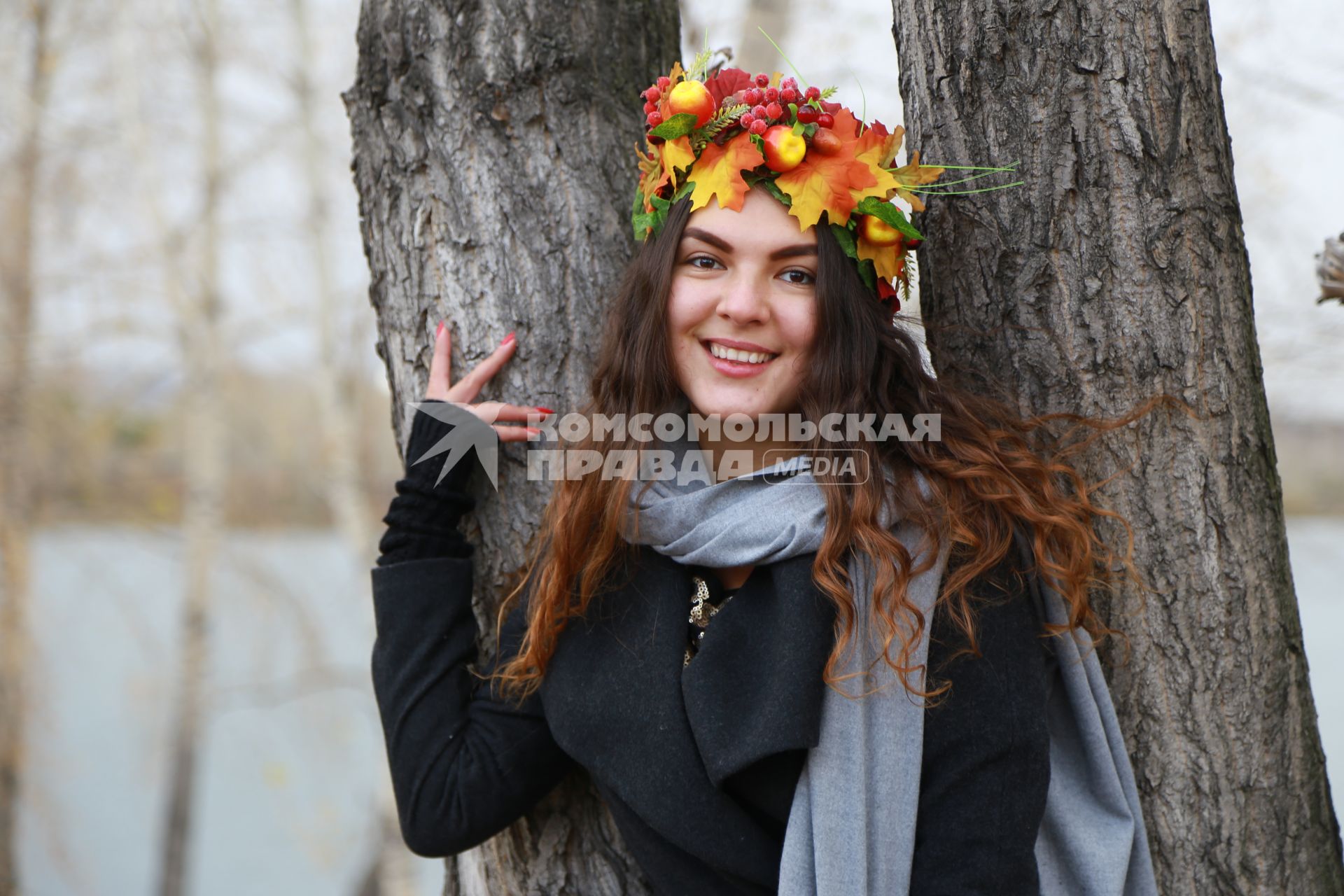 Красноярск.  Девушка в венке из осенних листьев  гуляет в парке.