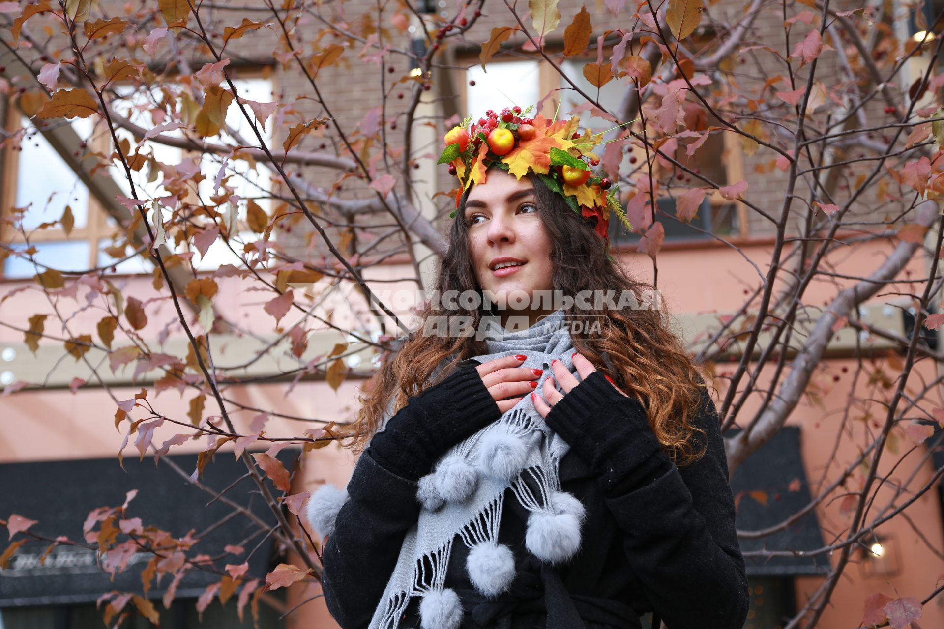 Красноярск.  Девушка в венке из осенних листьев  гуляет в парке.