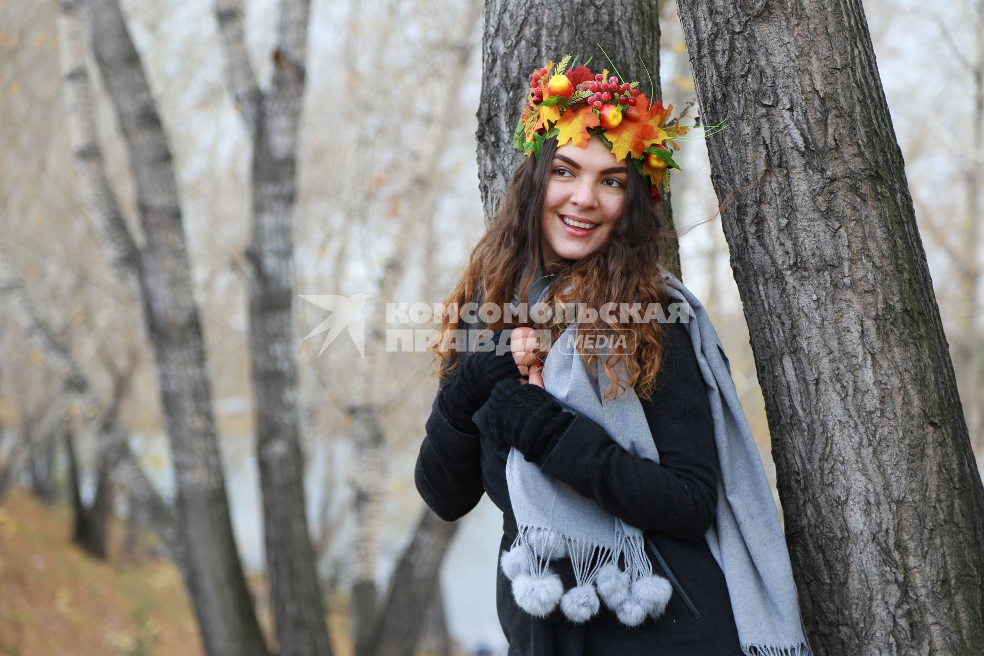 Красноярск.  Девушка в венке из осенних листьев  гуляет в парке.