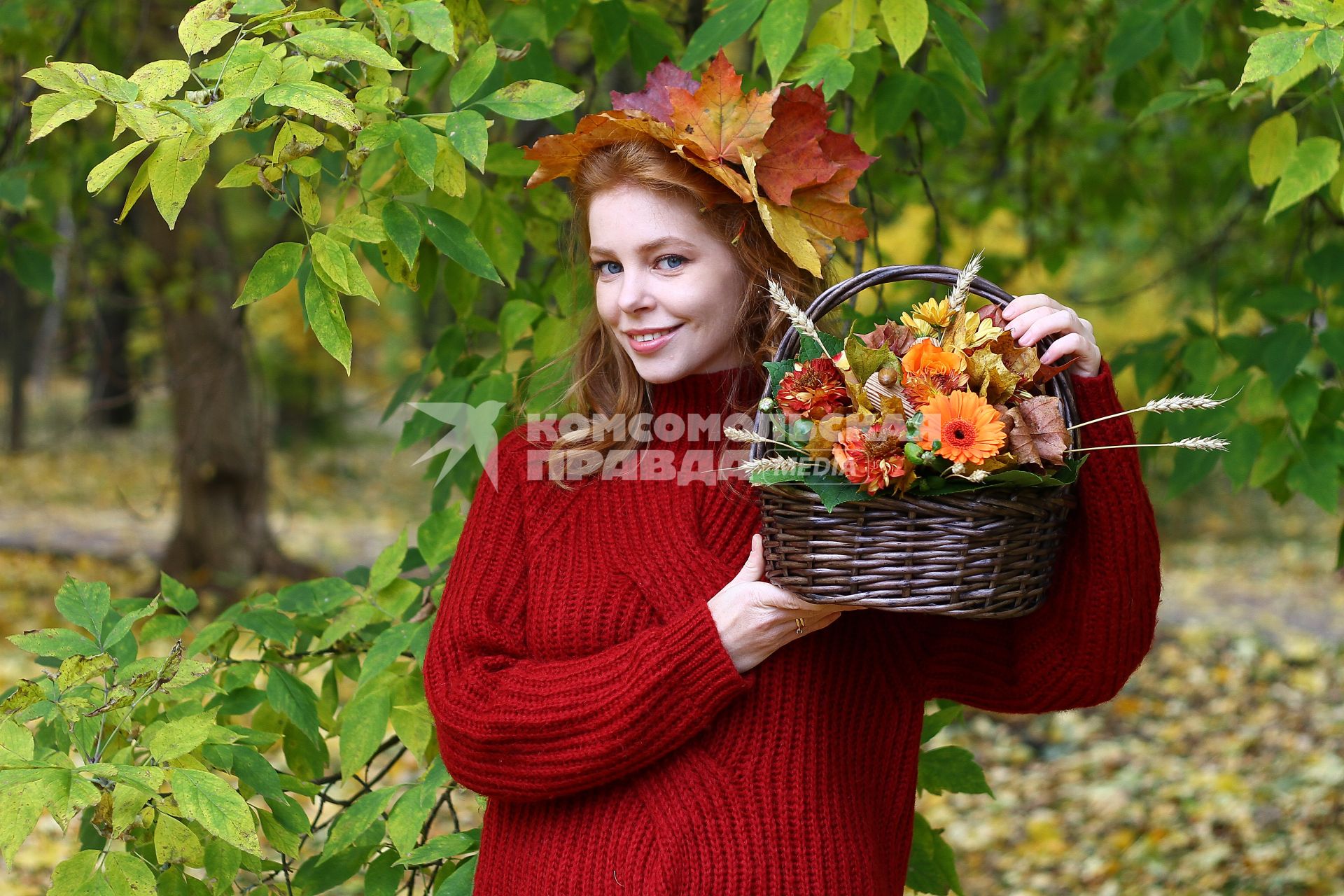 Нижний Новгород.  Девушка в венке из осенних листьев  гуляет в парке.