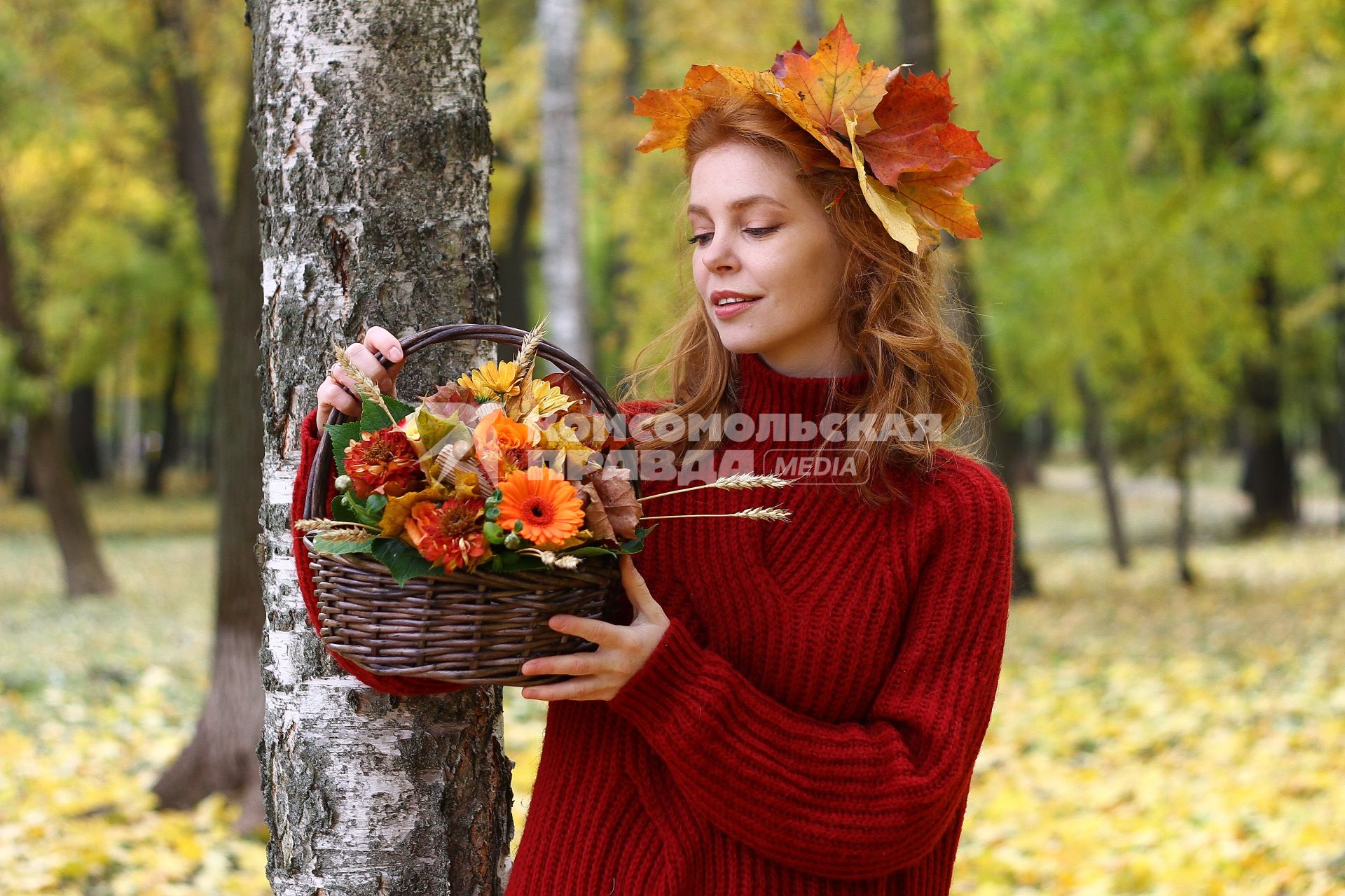 Нижний Новгород.  Девушка в венке из осенних листьев  гуляет в парке.