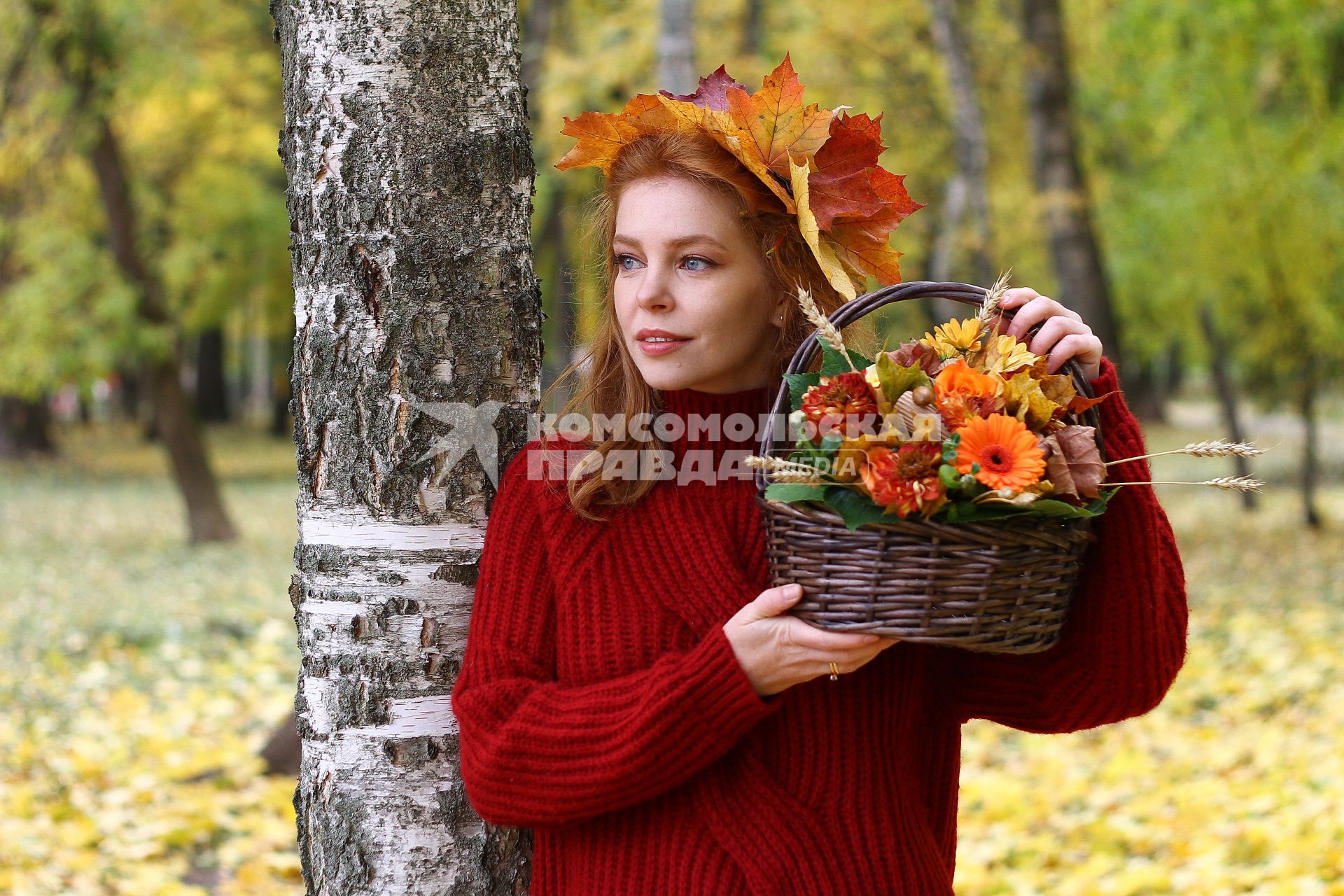 Нижний Новгород.  Девушка в венке из осенних листьев  гуляет в парке.