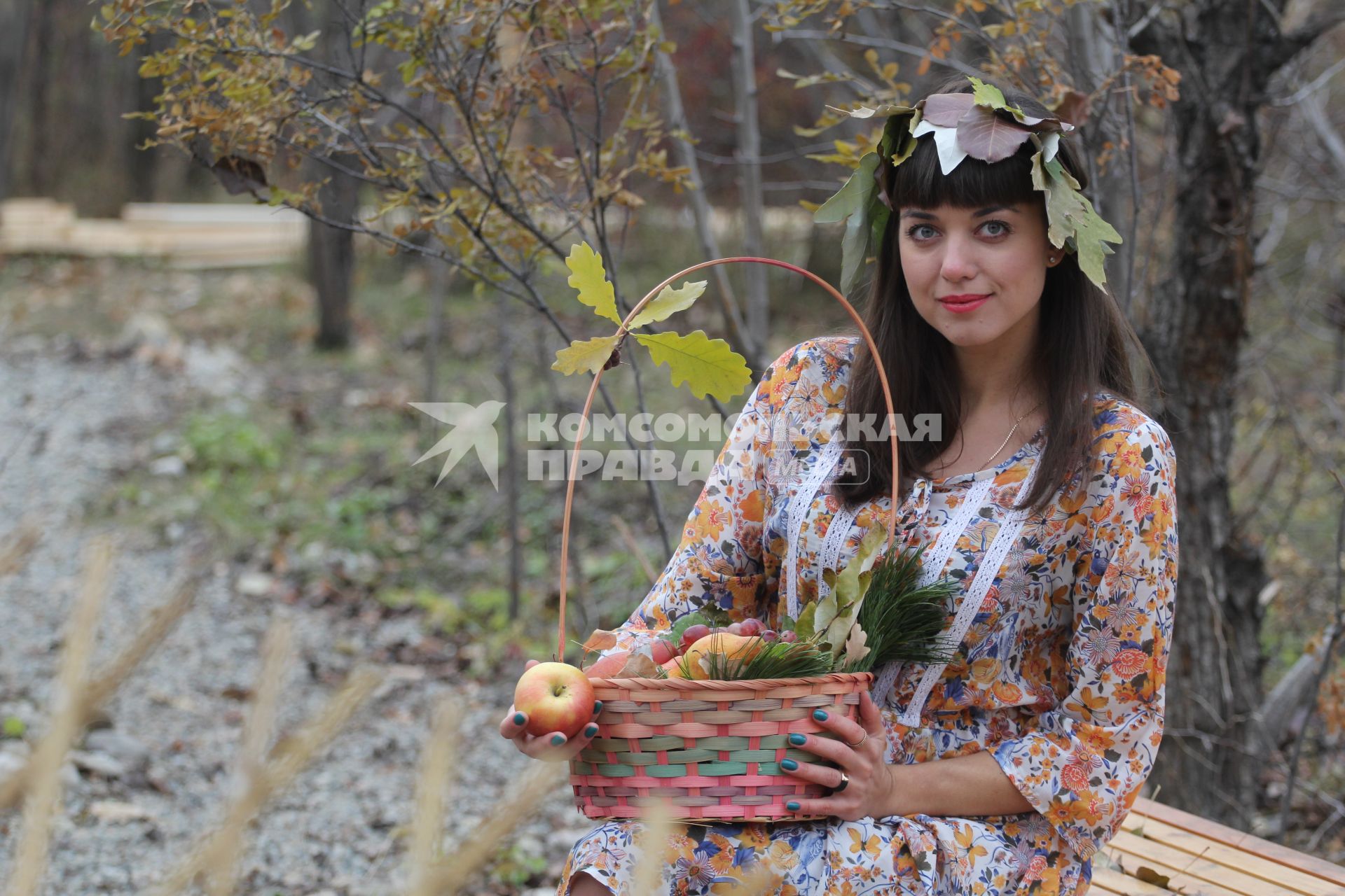 Иркутск. Девушка с  корзиной на фоне осеннего леса.