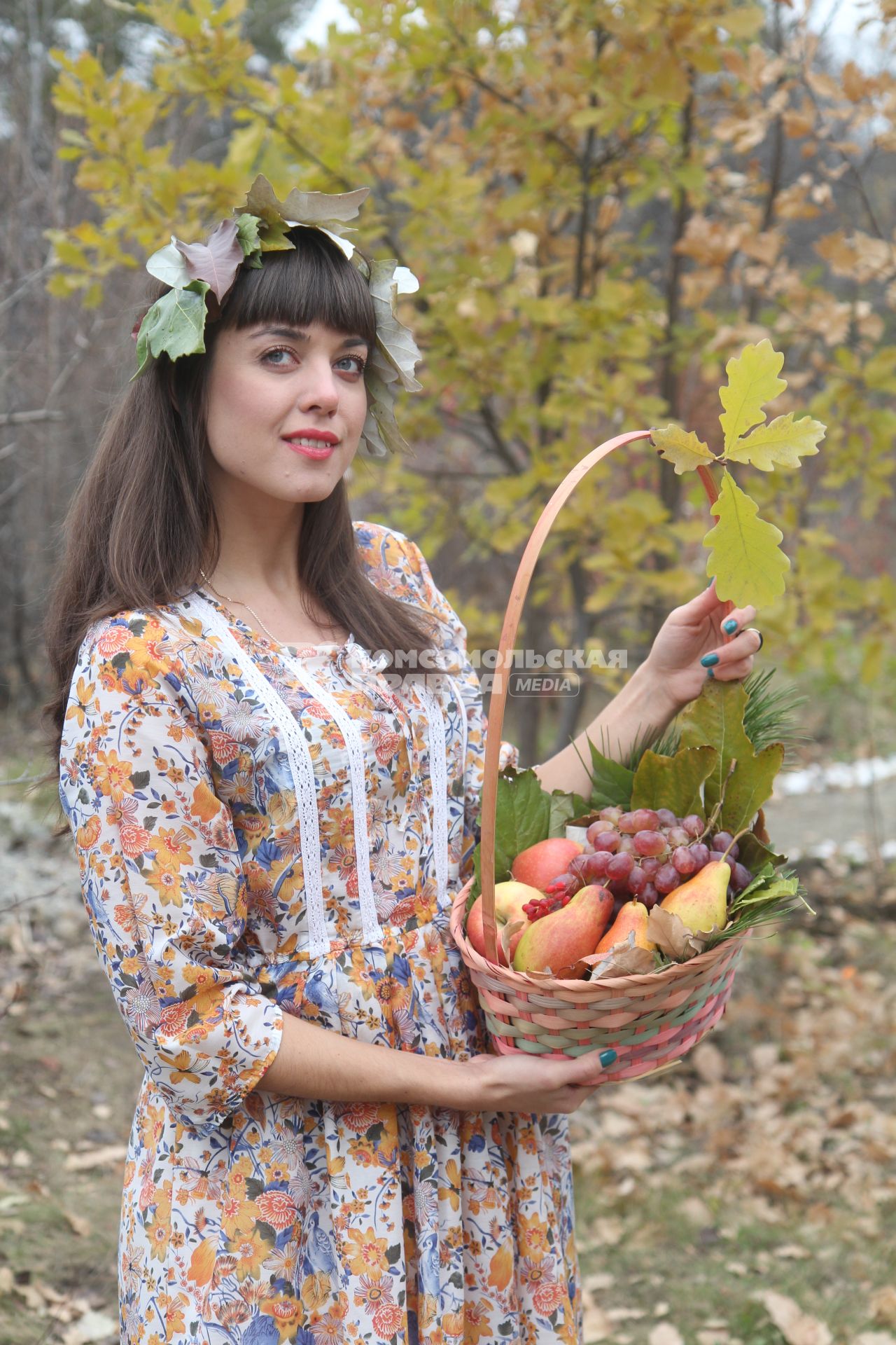 Иркутск. Девушка с корзиной на фоне осеннего леса.