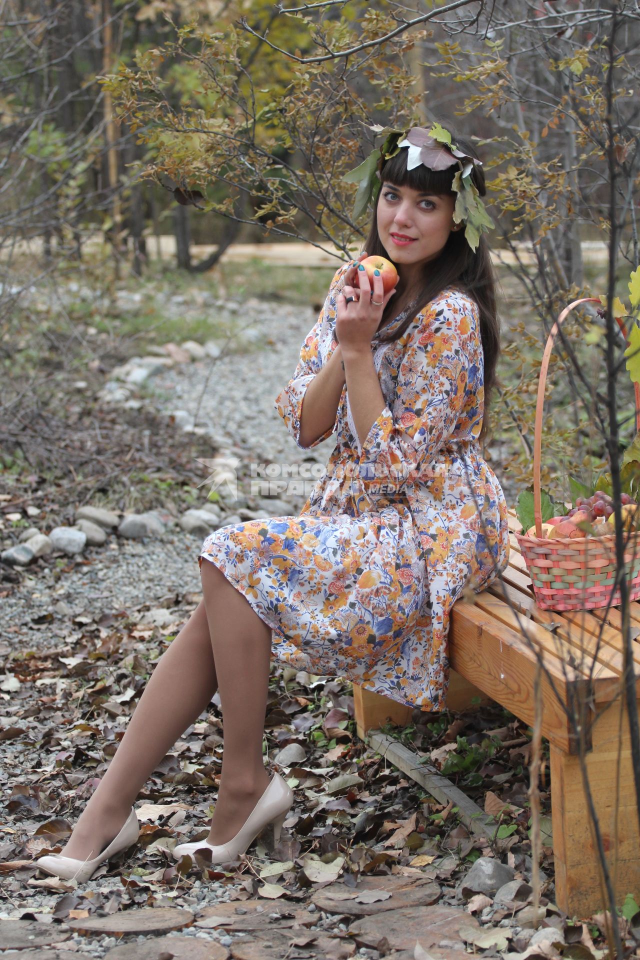 Иркутск. Девушка с  яблоком на фоне осеннего леса.