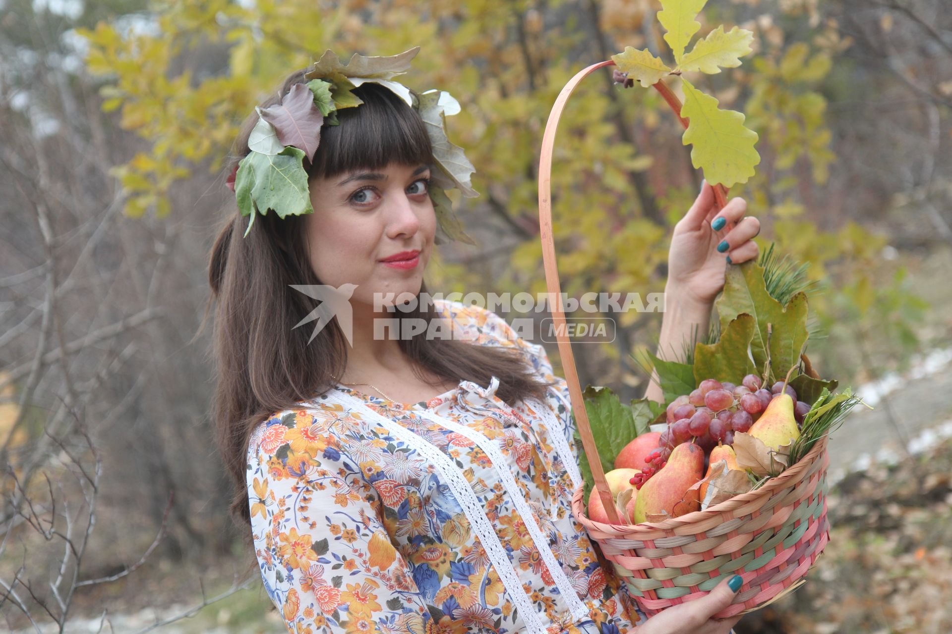 Иркутск. Девушка с корзиной на фоне осеннего леса.