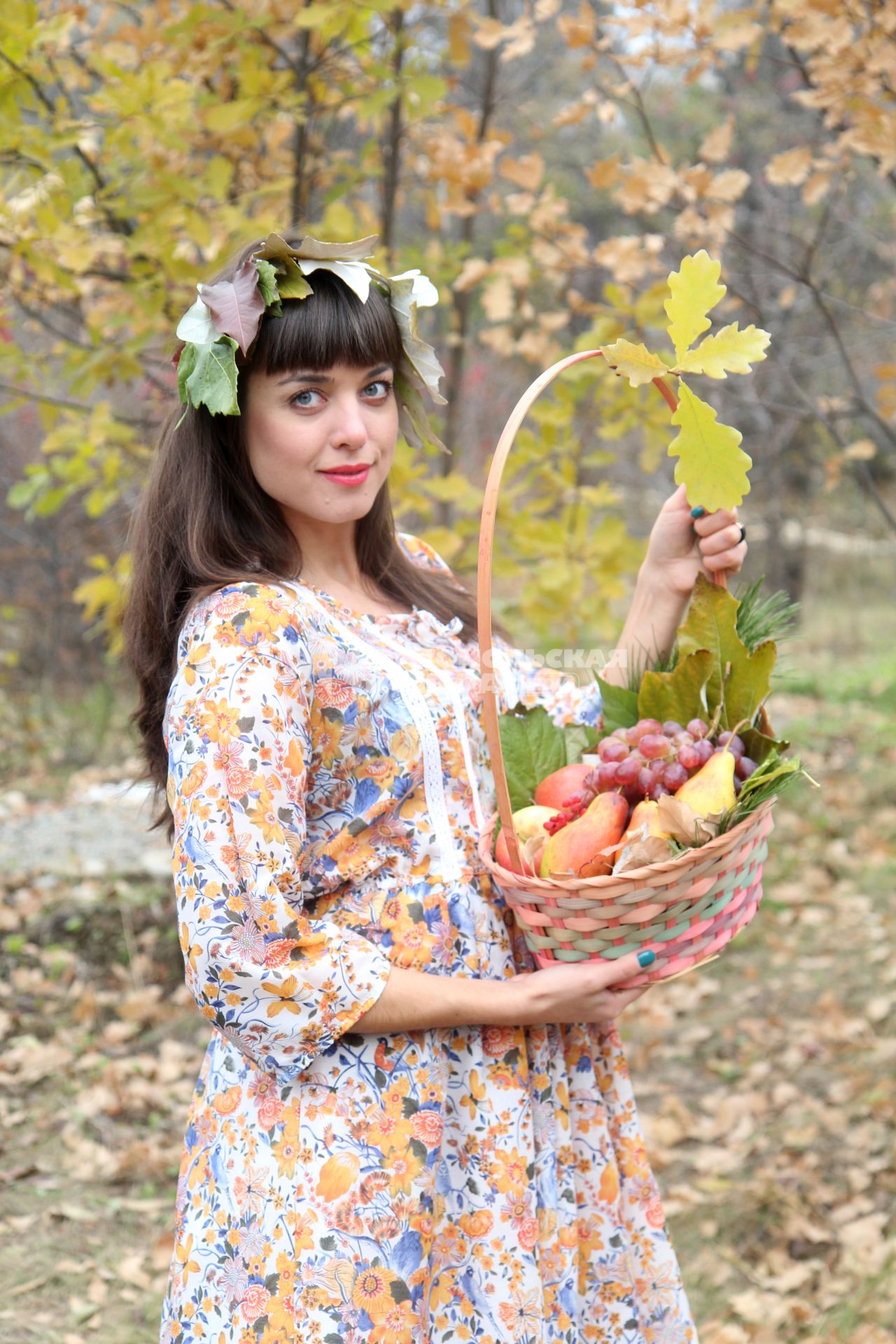 Иркутск. Девушка с корзиной на фоне осеннего леса.